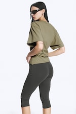 Dimmig Khakigrön - DRAPERAD FIGURNÄRA T-SHIRT - 2