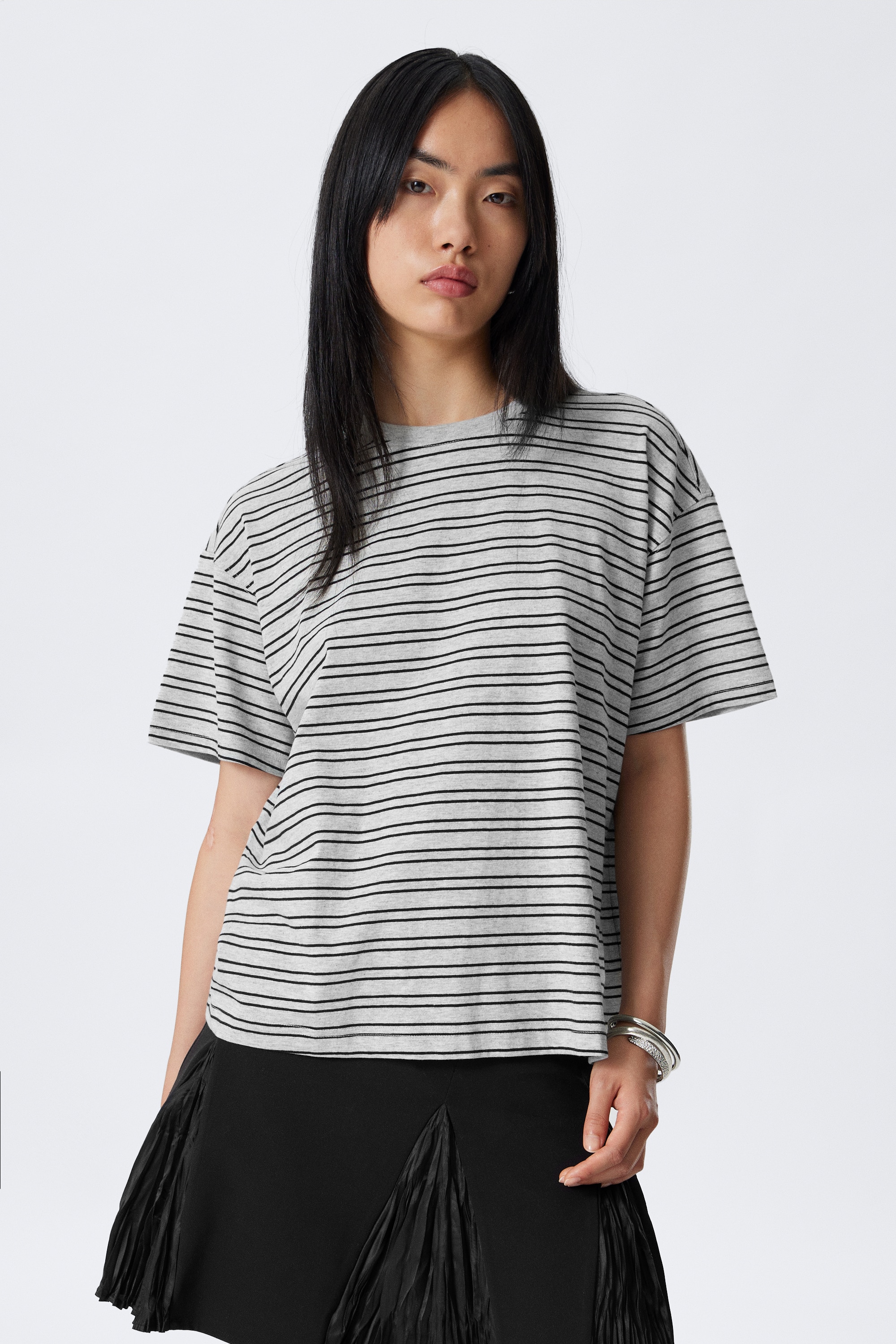 Relaxtes Boxy-T-Shirt aus Baumwolle - Grau gestreift/Schwarz/Weiß/Dunkelgrau/Weiß gestreift