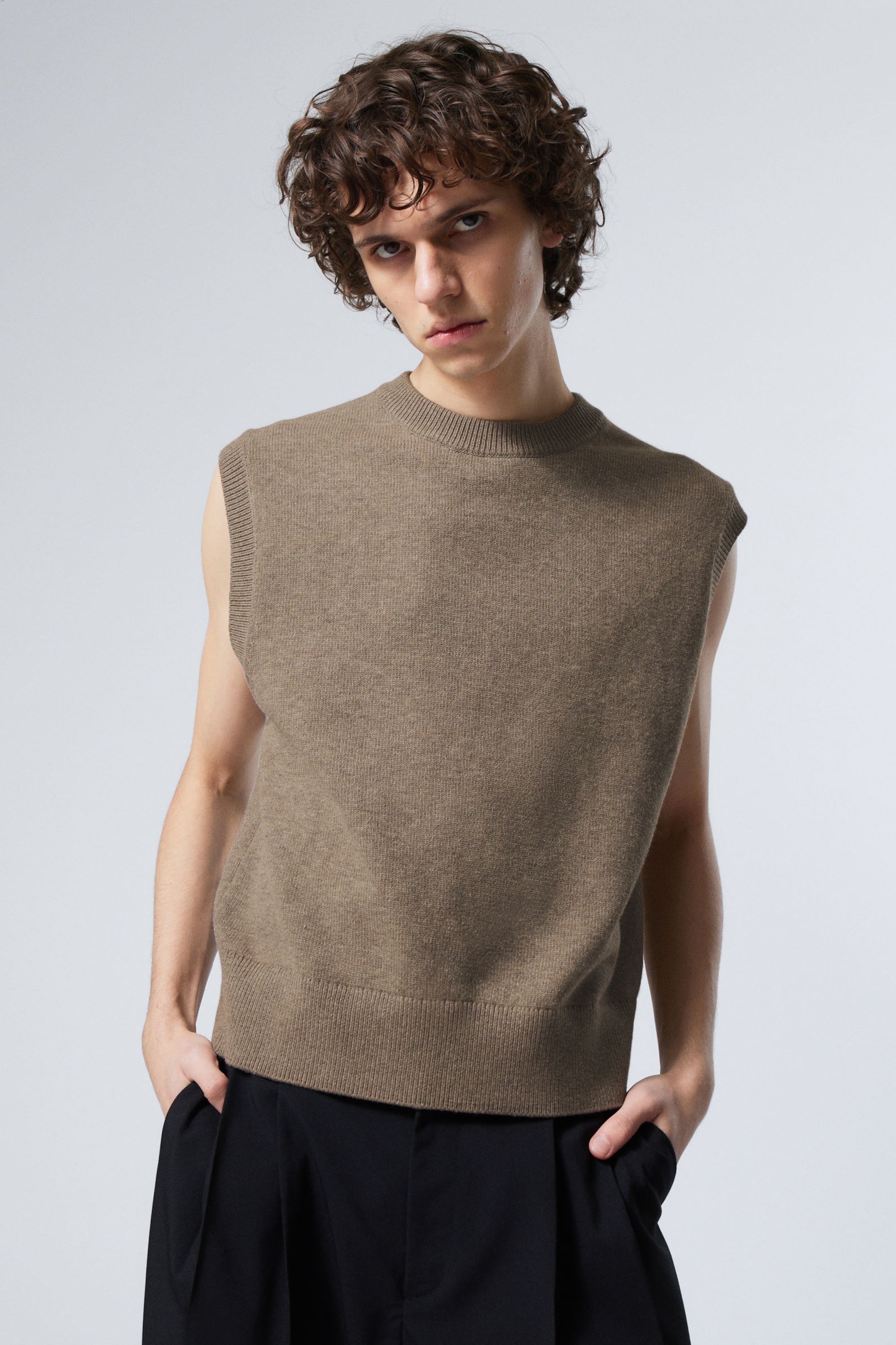#625D55 - Knitted Vest - 1