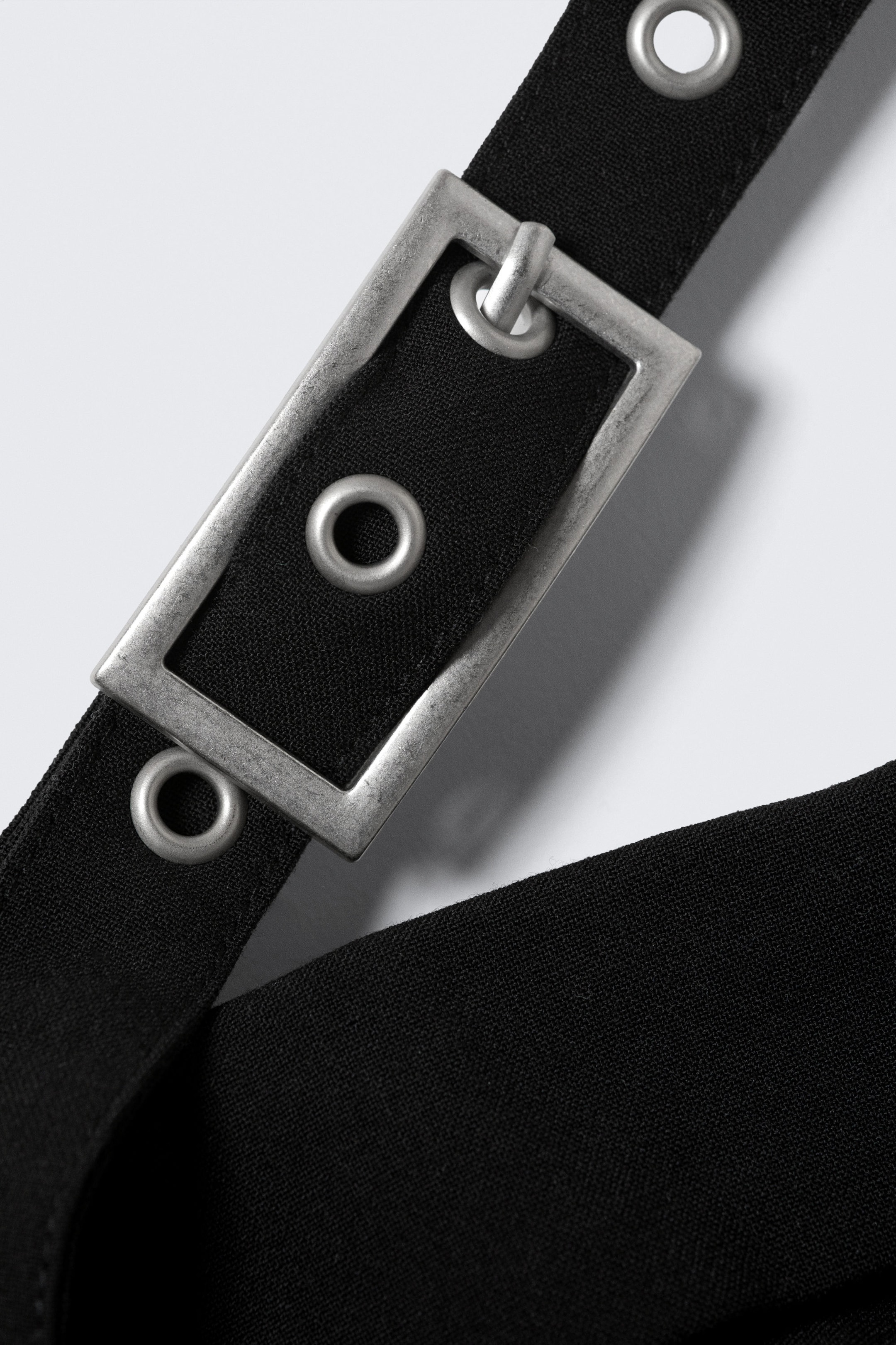 Schwarz - One-Shoulder-Top aus Anzugstoff mit Schnalle - 5