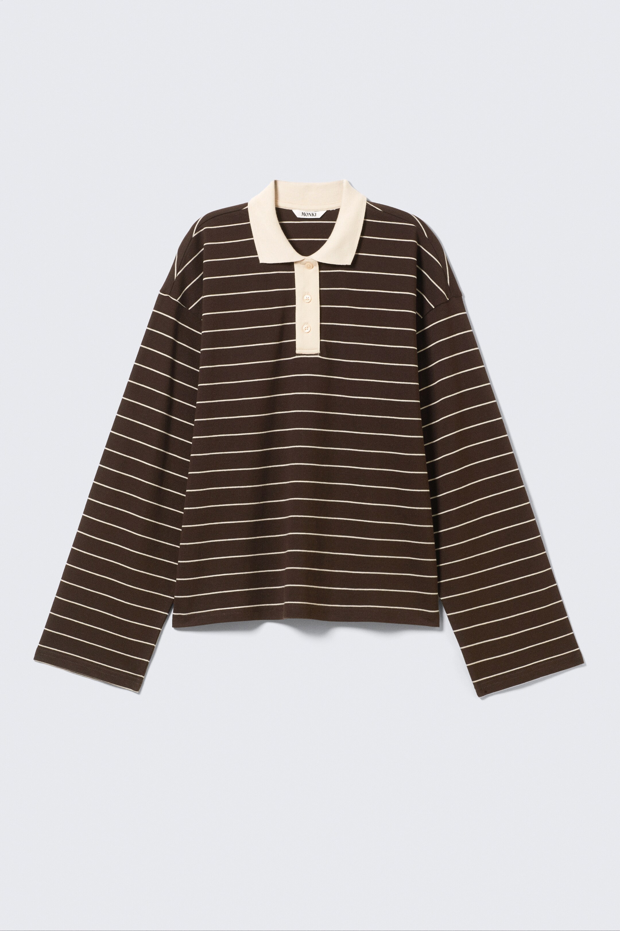 Agrandir l'image: Un polo à manches longues est présenté en vue de FACE, avec une silhouette décontractée et des épaules tombantes. Il présente un tissu brun foncé avec de fines rayures horizontales beige clair, un col polo côtelé contrastant beige clair, et une demi-patte de boutonnage à trois boutons assortis. Le haut est fini avec un ourlet droit.