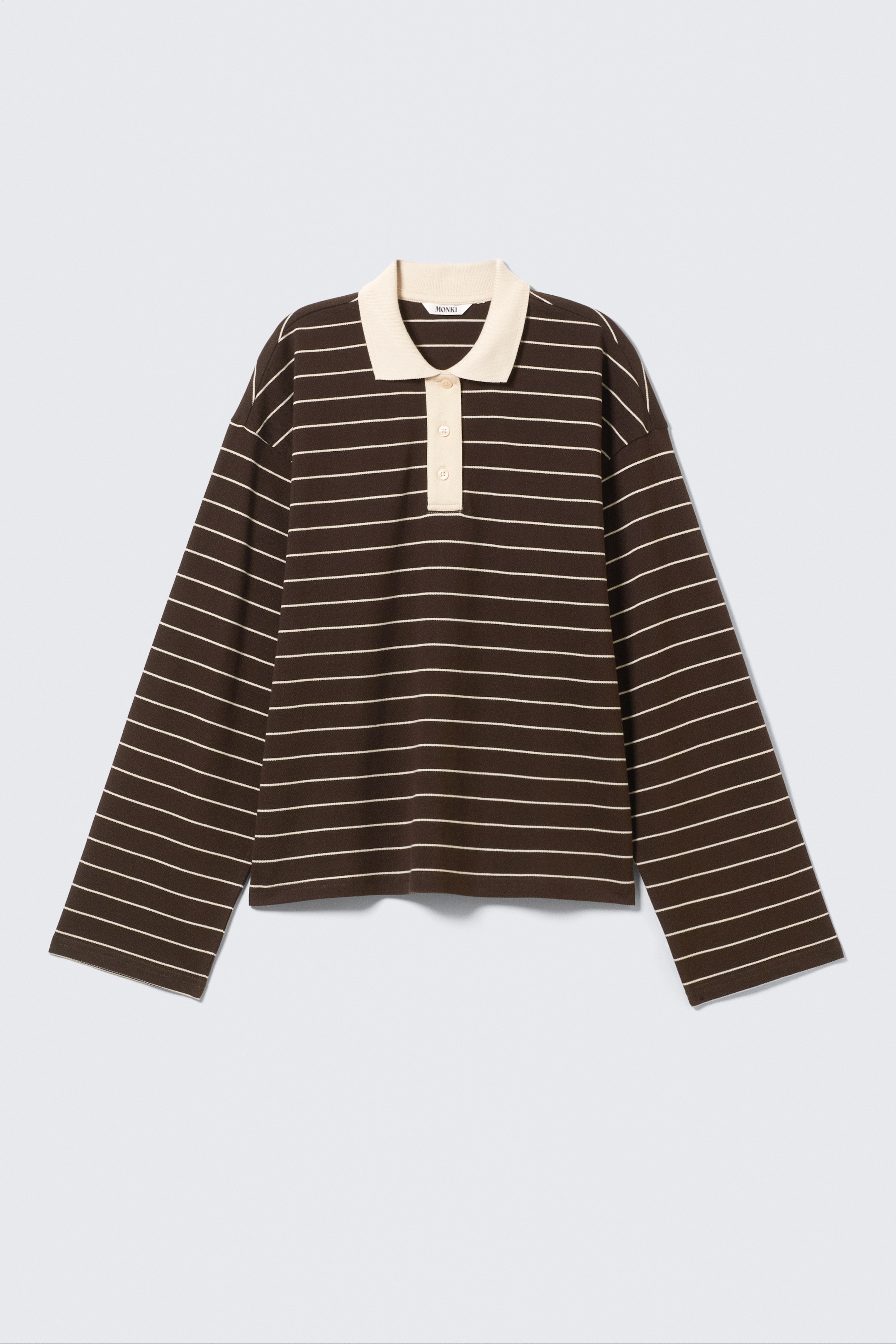 Größeres Bild ansehen: Ein langärmliges Polo-Top wird in einer FRONT-Ansicht präsentiert und zeichnet sich durch eine entspannte Silhouette mit überschnittenen Schultern aus. Es zeigt einen dunkelbraunen Stoff mit dünnen hellbeigen horizontalen Streifen, einen kontrastierenden hellbeigen gerippten Polokragen und eine passende Dreiknopf-Halbleiste. Das Oberteil ist mit einem geraden Saum abgeschlossen.