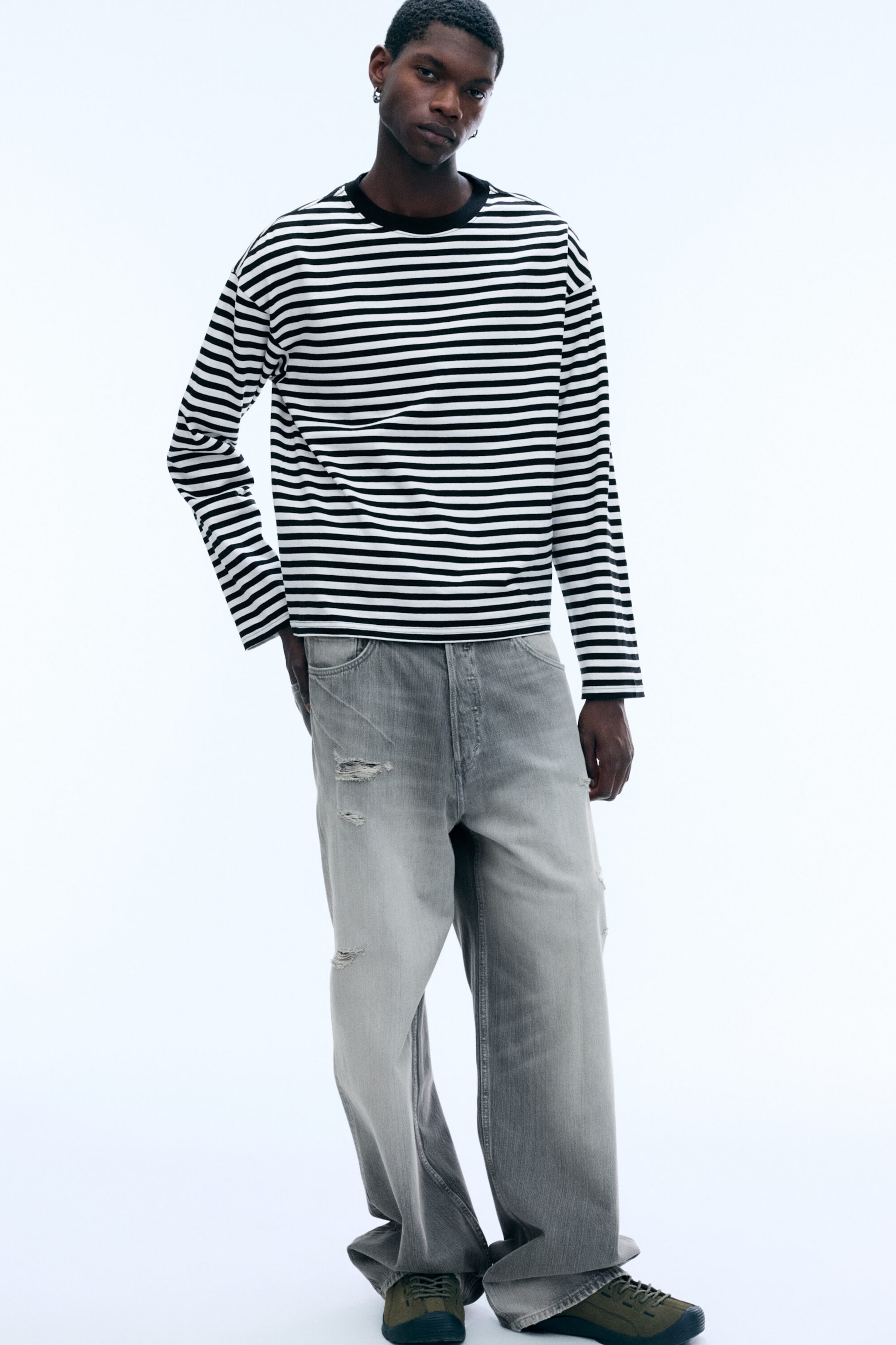 Gestreift in Weiß und Schwarz - Boxy Longsleeve mit lockerer Passform - 2