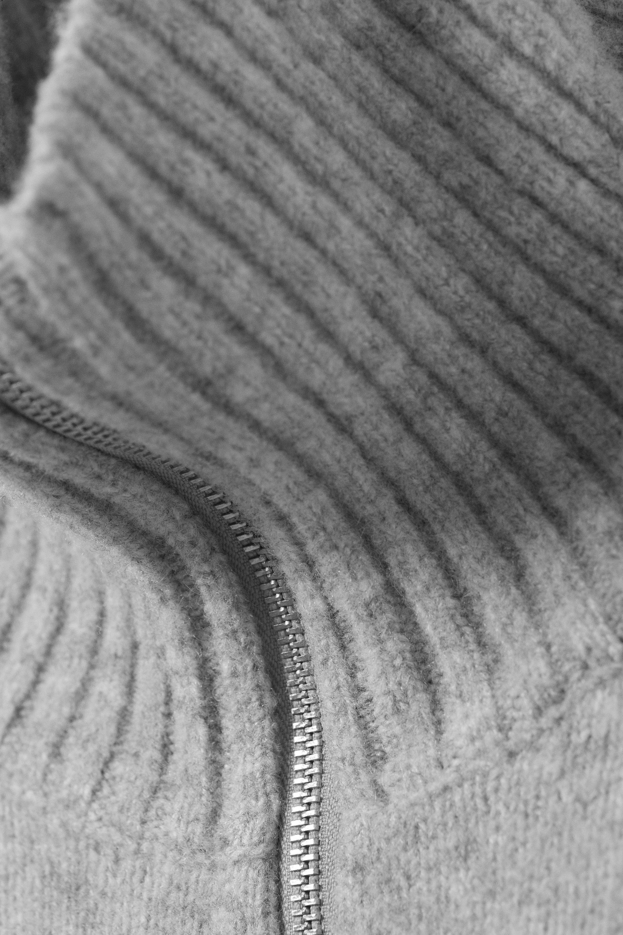 Dusty Light Grey Melange - Short Half-Zip Knitted Sweater - 4