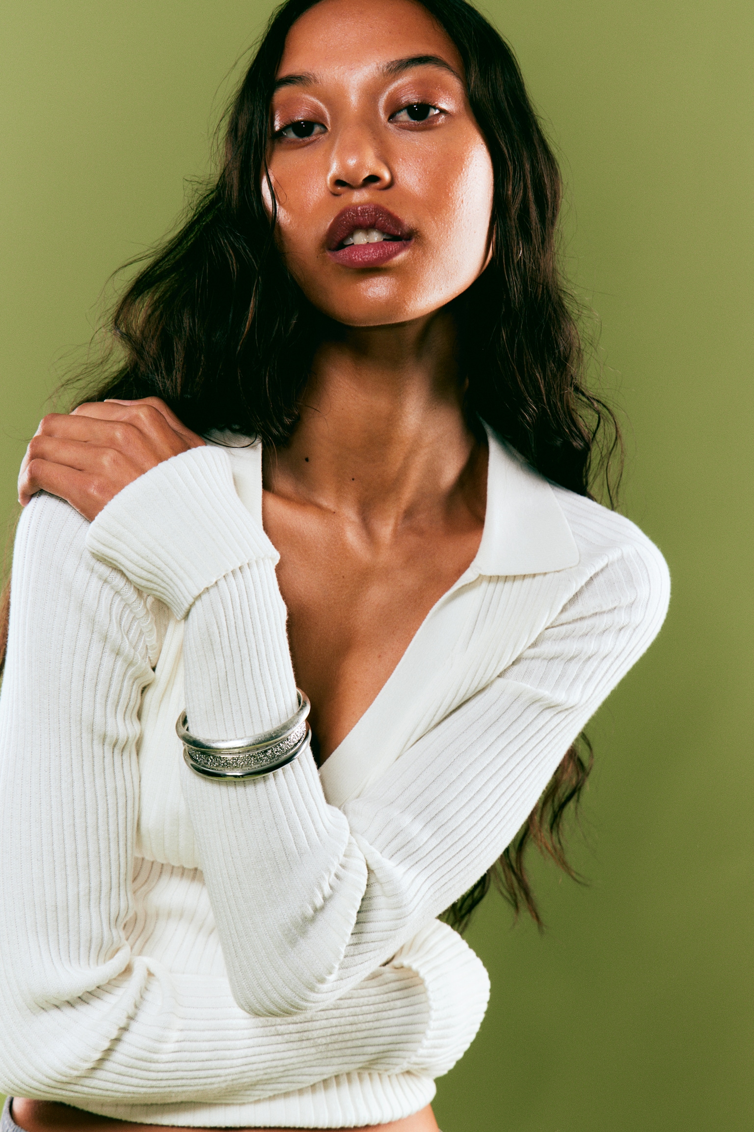 Long-Sleeved Ribbed Knit V-Neck Top - White/Green - 1