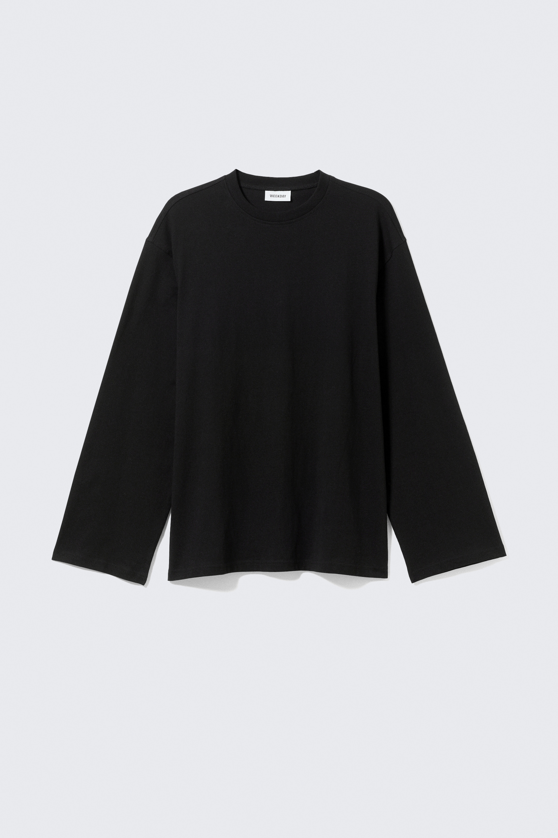 Grotere afbeelding bekijken: Een zwart, oversized T-shirt met lange mouwen presenteert zich aan de voorkant. Het heeft extra lange, ruime mouwen, een geribde, ronde halslijn, en gevouwen zomen aan de mouwen en onderkant.