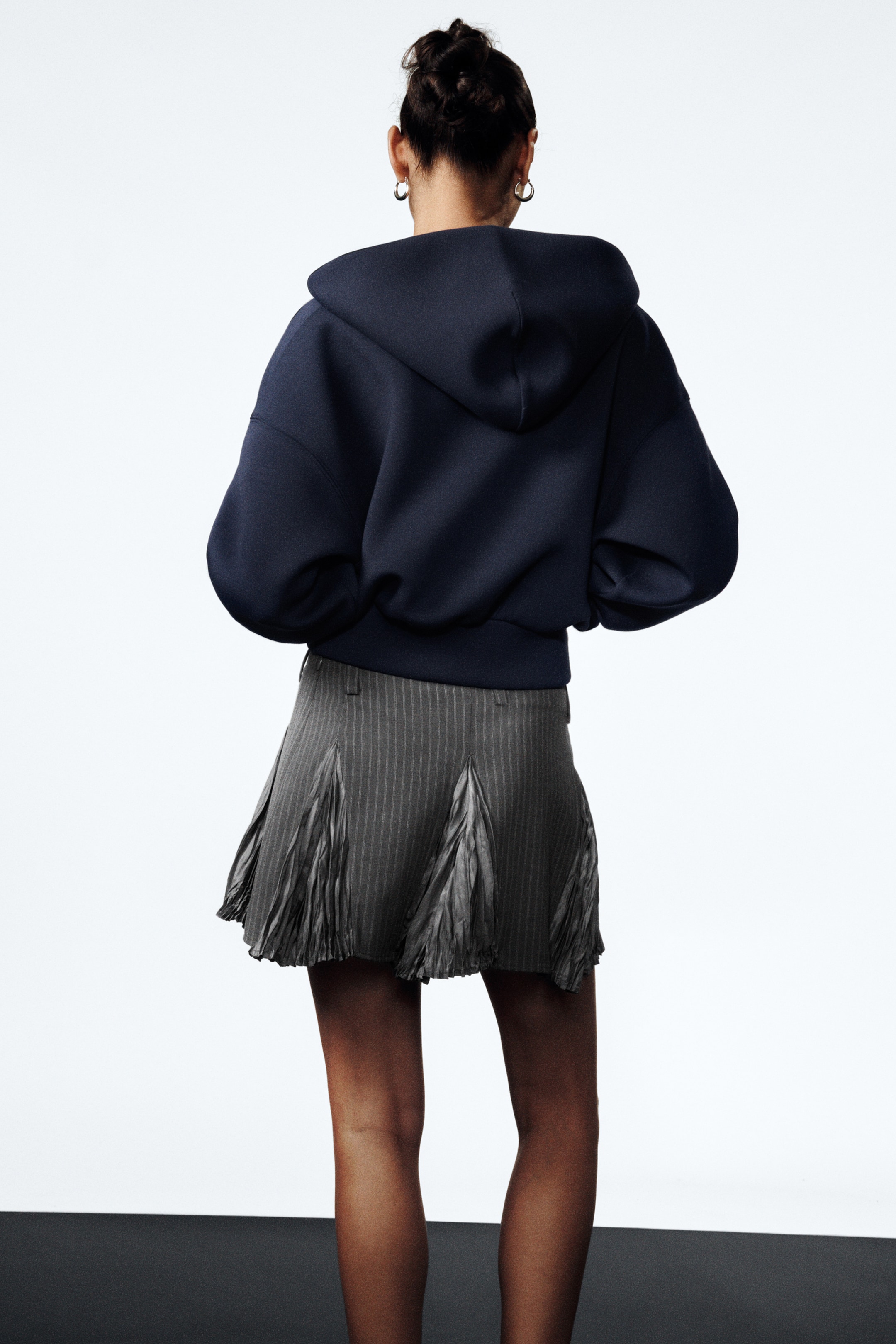 Grösseres Bild ansehen: Minirock mit Plissee-Einsätzen - Grau gestreift - DAMEN | H&M CH 1
