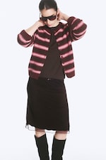 Mørkerøde og rosa striper - Strikket cardigan med knapper - 0