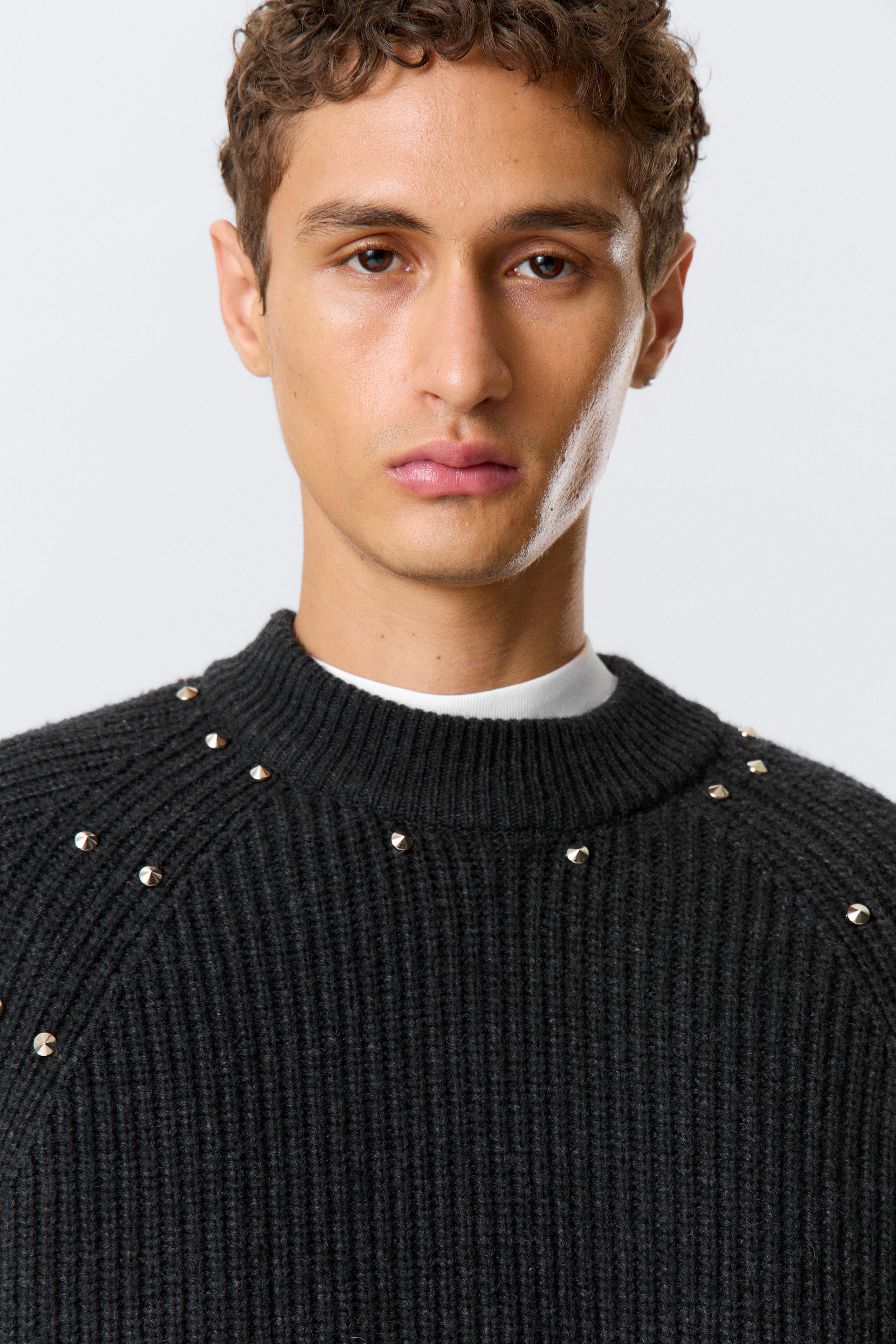 Schwarz - Nieten - Lässiger Strickpulli aus Wollmischung mit Nieten - 4