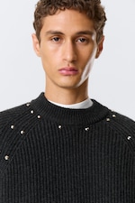Svart - Nitar - Avslappnad stickad tröja i ullmix med nitar - 2