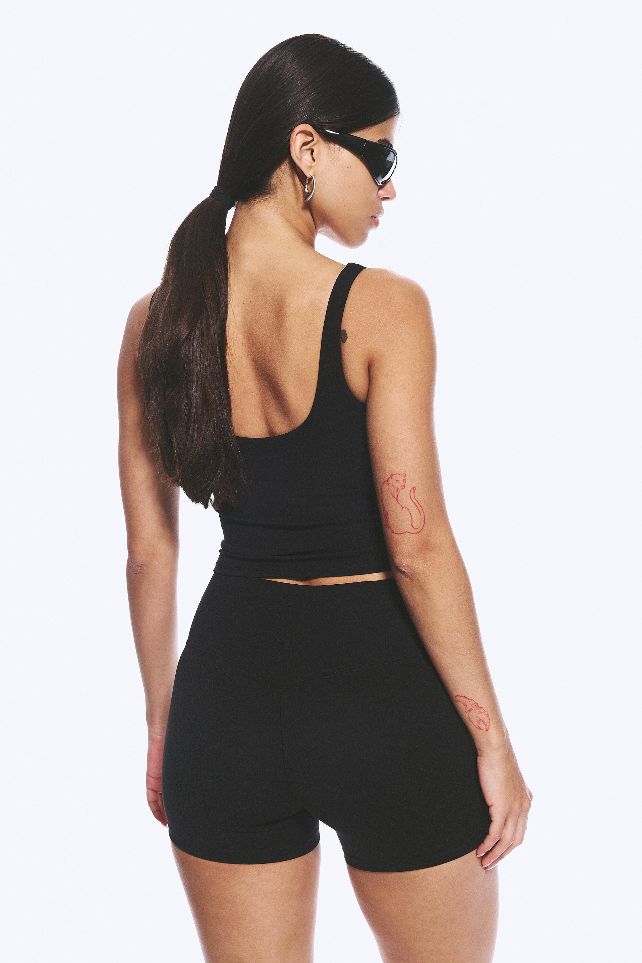 Schwarz - Kurzes Sporttop mit tiefem Ausschnitt - 3