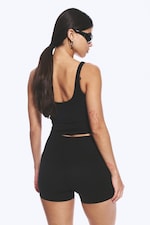 Schwarz - Kurzes Sporttop mit tiefem Ausschnitt - 3