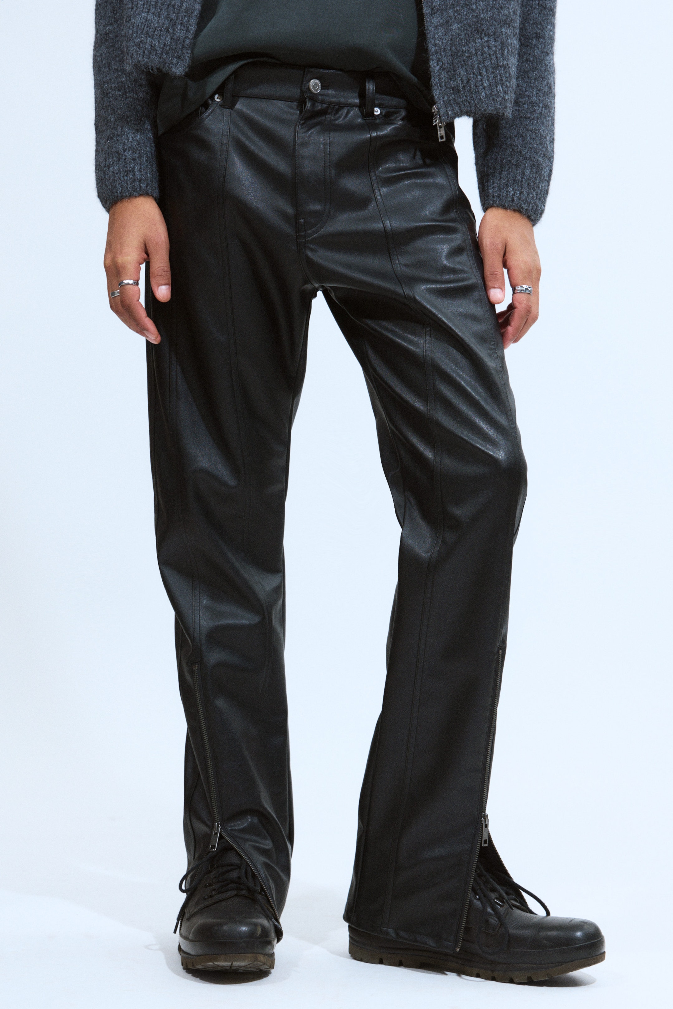 Schwarz - Space Relaxed Faux Leather Zip Hem Trousers - 2