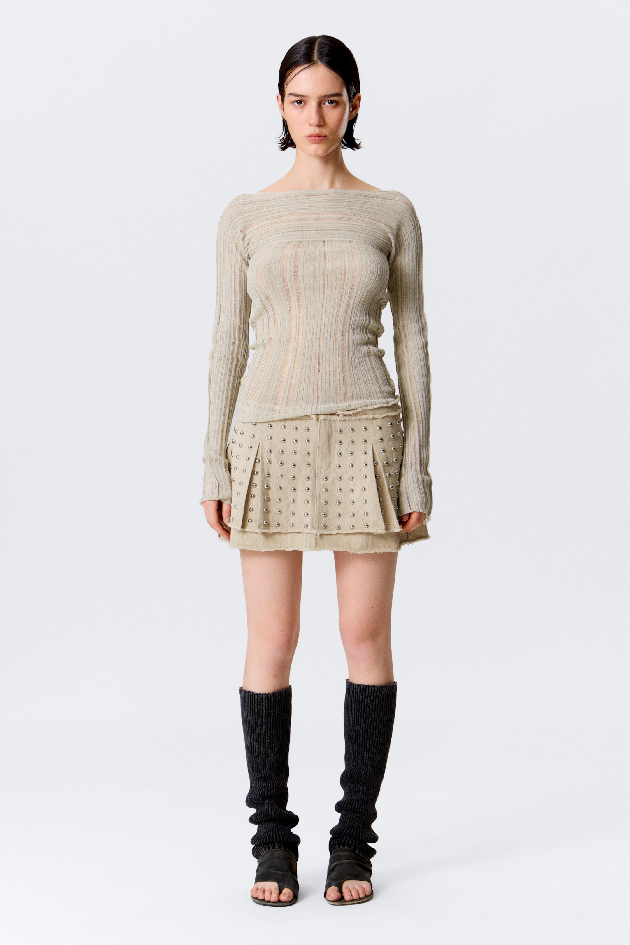 Beige - Figurbetonter Strickpullover mit U-Boot-Ausschnitt - 2