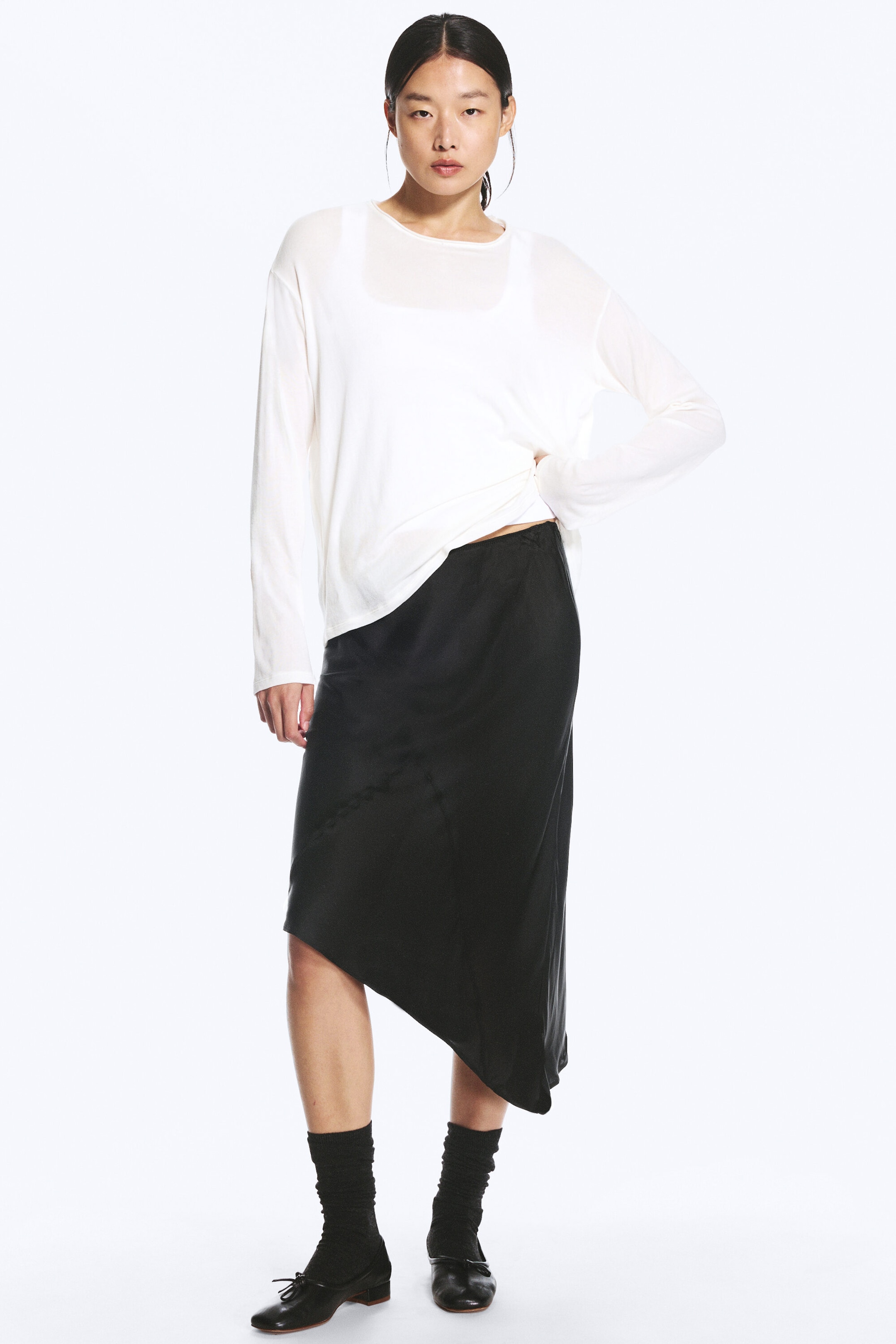 Zwart - Satijnen midirok met lage taille - 1