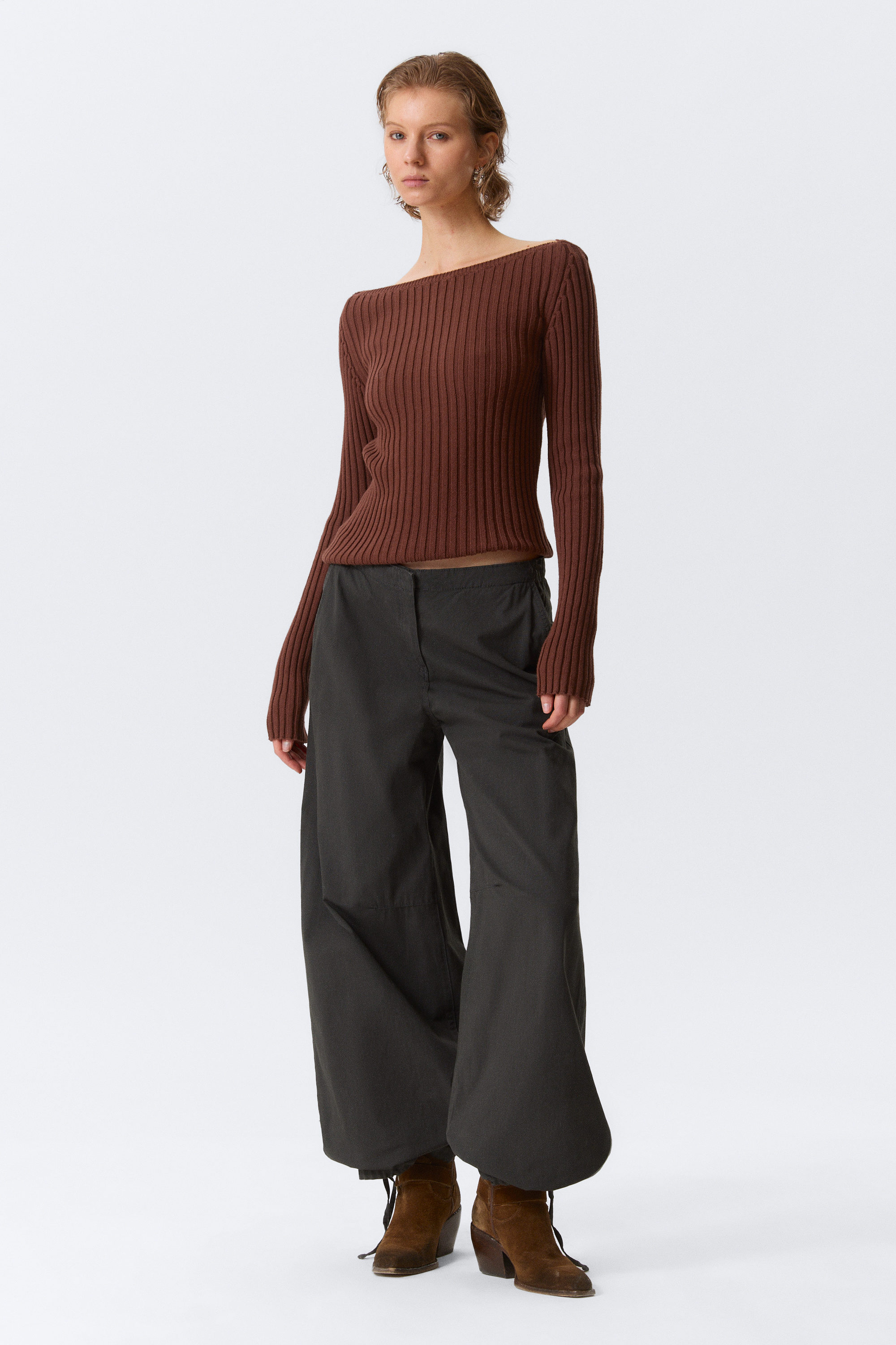 Rostbraun - Figurbetonter Strickpullover mit U-Boot-Ausschnitt - 2