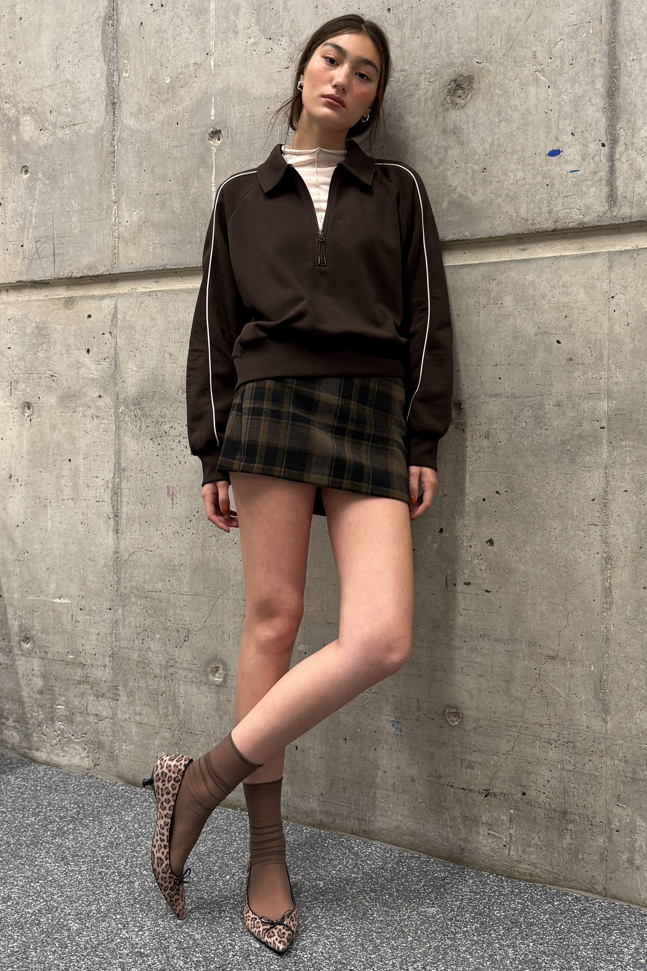 Donkerbruin - Losvallend polosweater met halve rits - 1