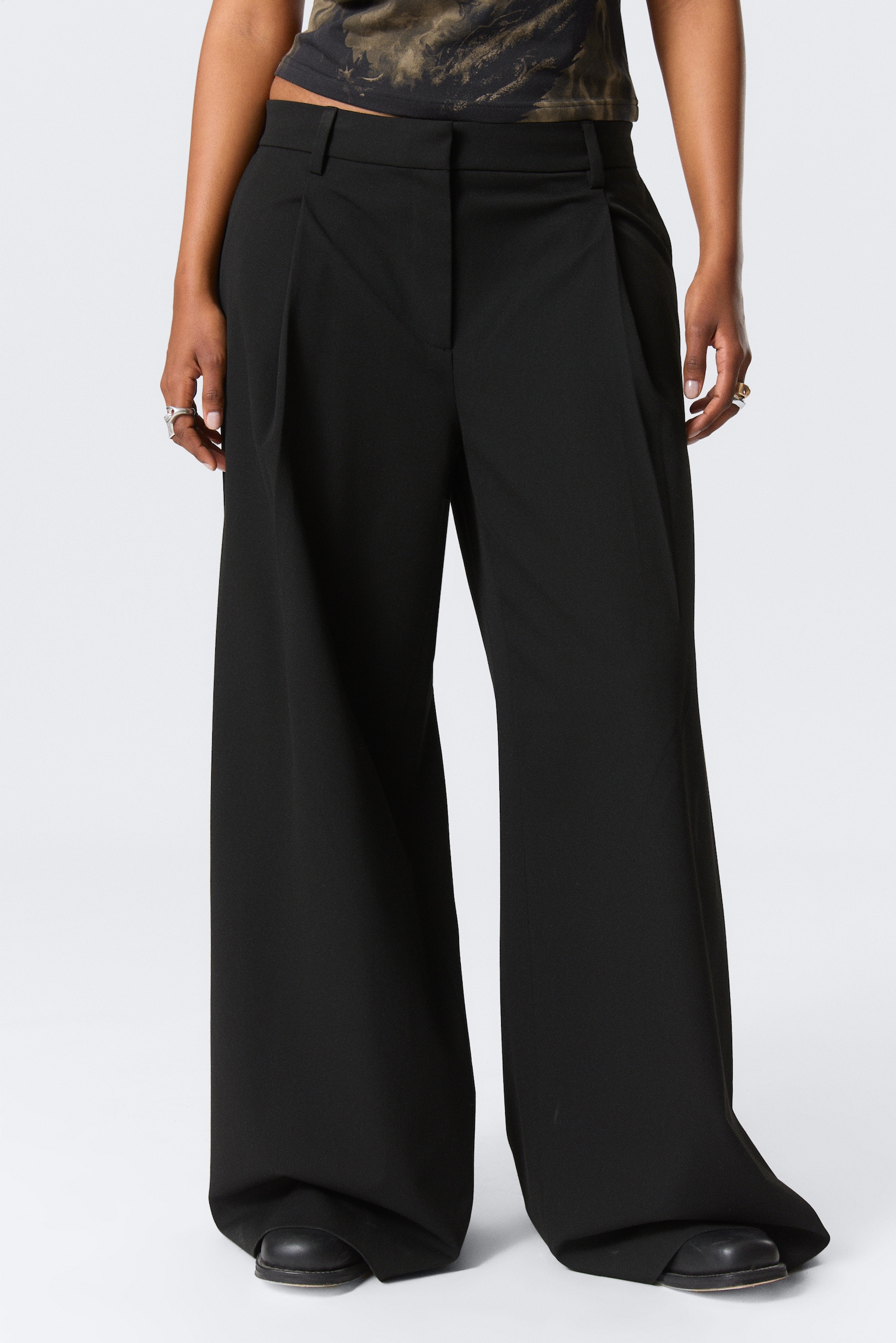 Low Rise Wide Leg Pleated Suiting Trousers - Black/Dark Grey Melange - 4