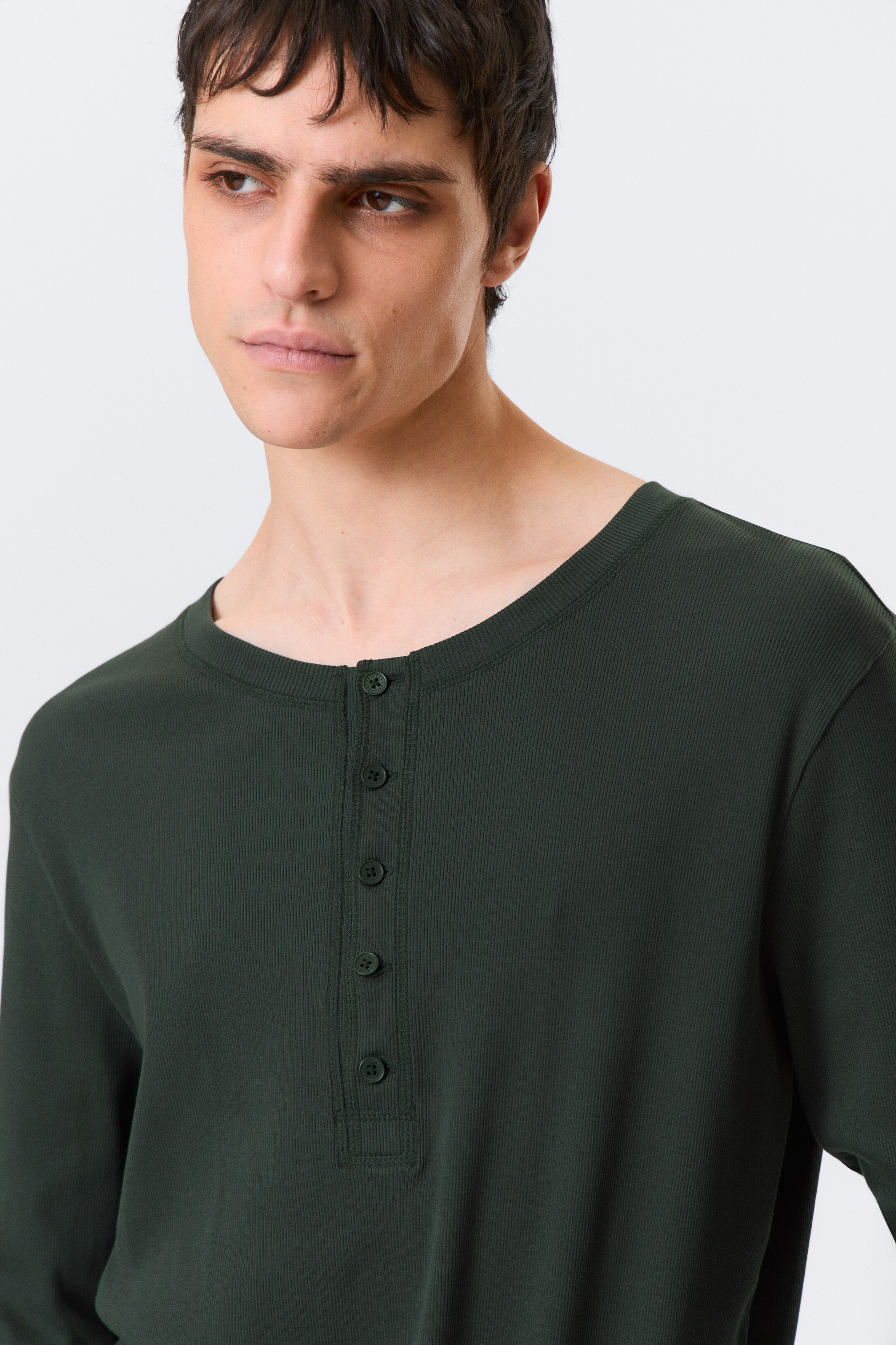 Zobrazit větší obrázek: Tričko Henley s dlouhým rukávem - Tmavě zelená - MUŽI | H&M CZ 2
