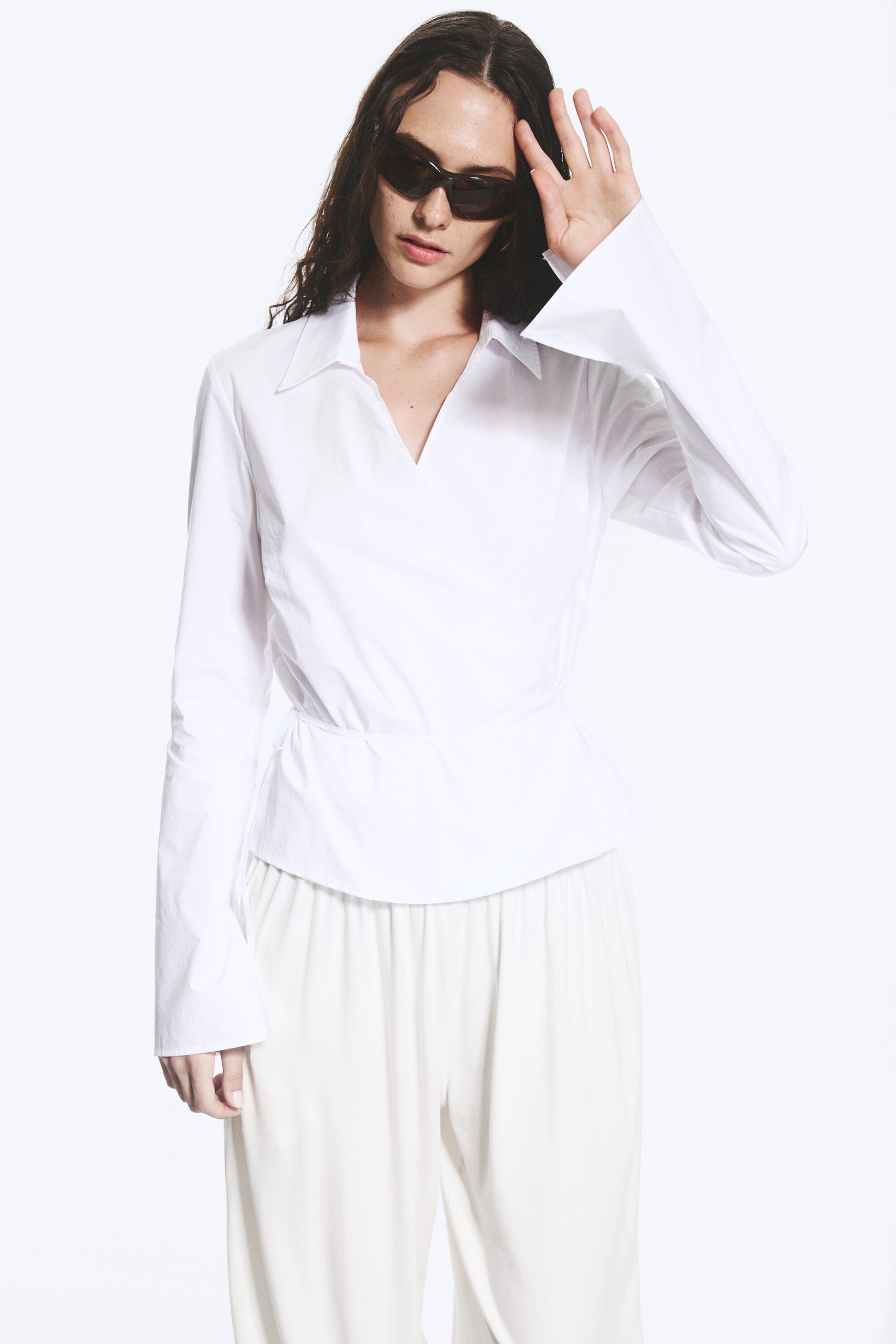 Hvit - Langermet omslagsbluse i poplin - 2