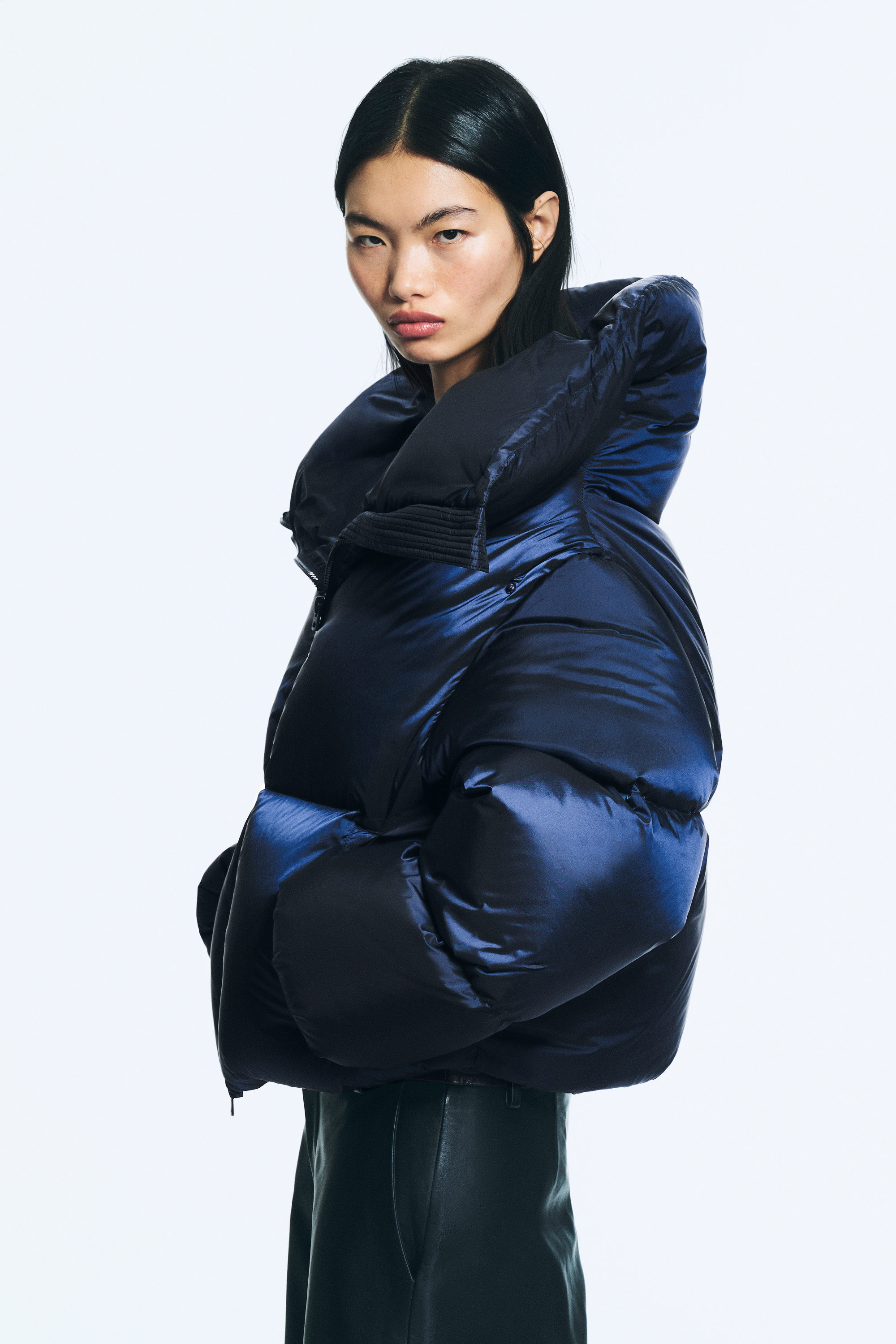 Dunkles Marineblau - Kurze Daunenjacke mit hohem Kragen - 2