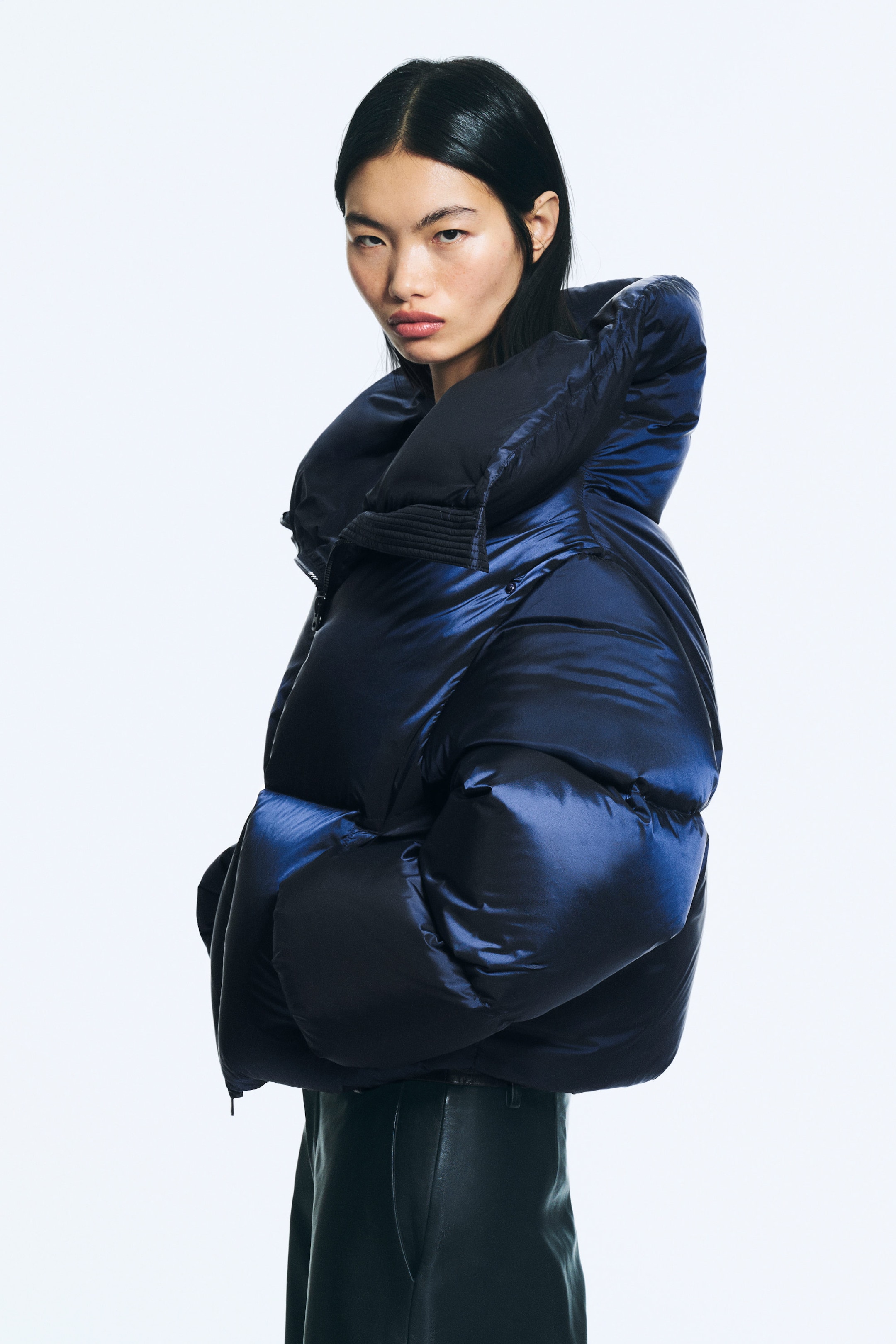 Dunkles Marineblau - Kurze Daunenjacke mit hohem Kragen - 2