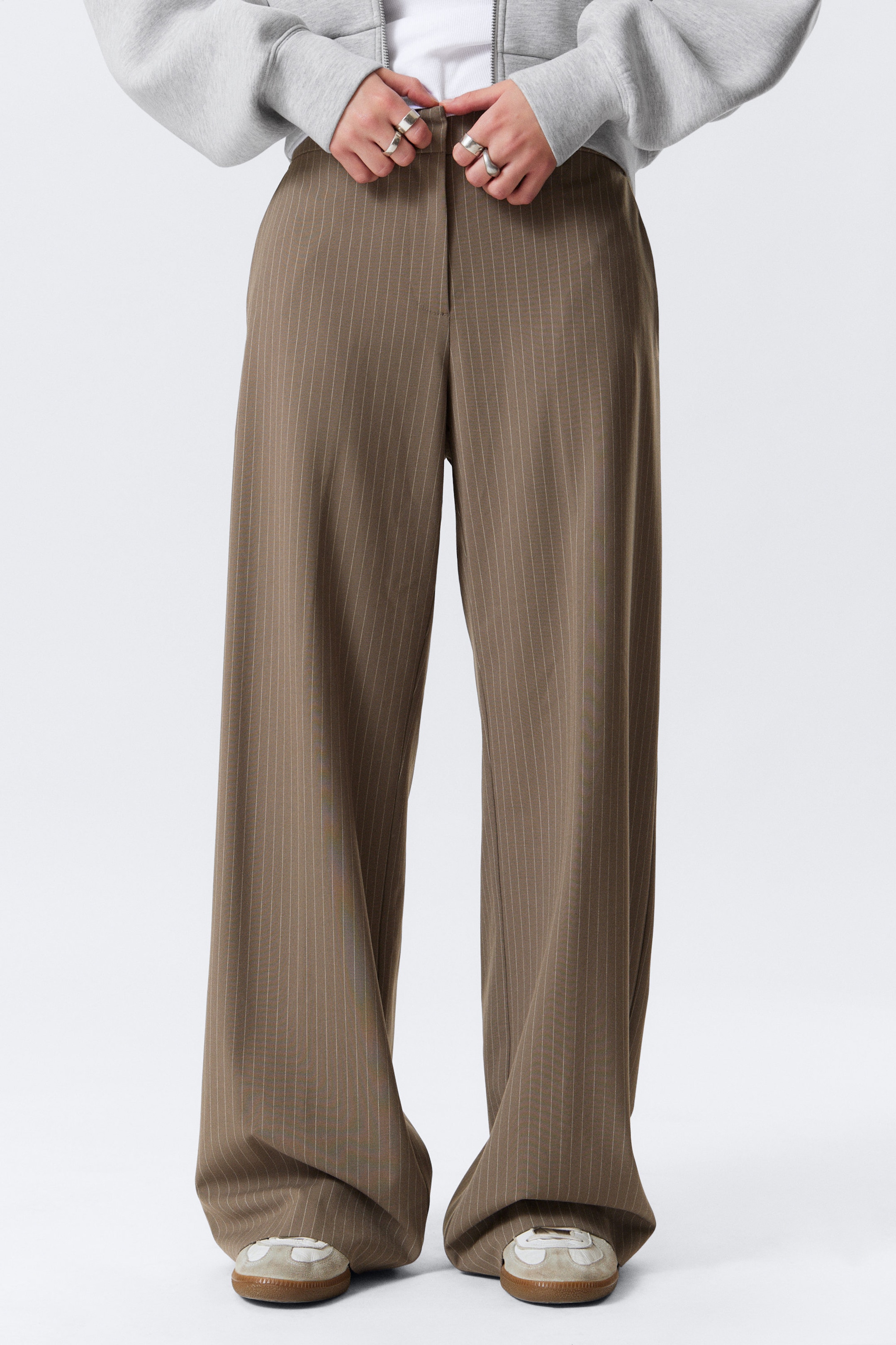 Graubraun gestreift - Locker geschnittene Anzughose mit niedriger Taille - 2