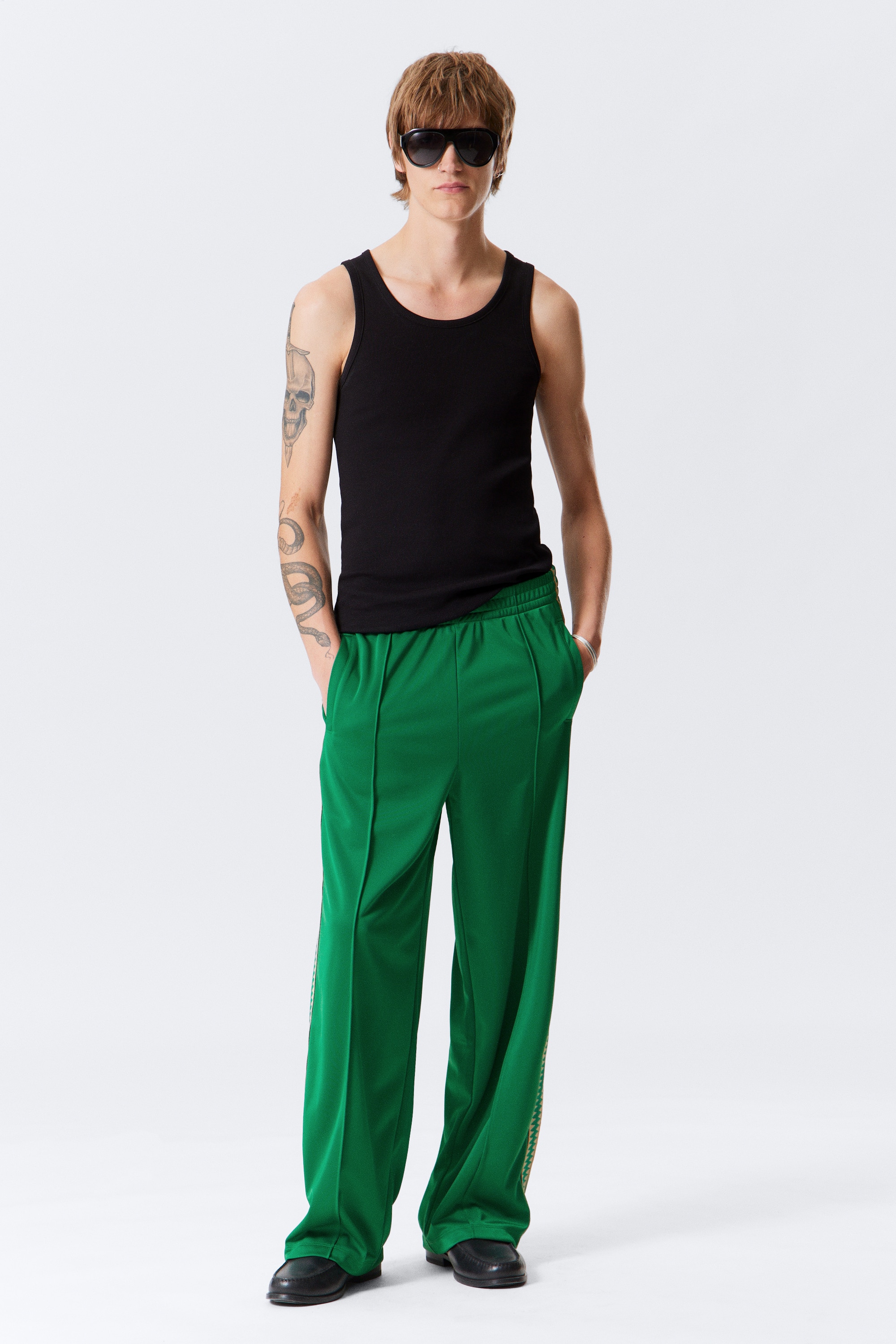 Relaxované tepláky s kontrastnými pruhmi - Zelená/Čierna