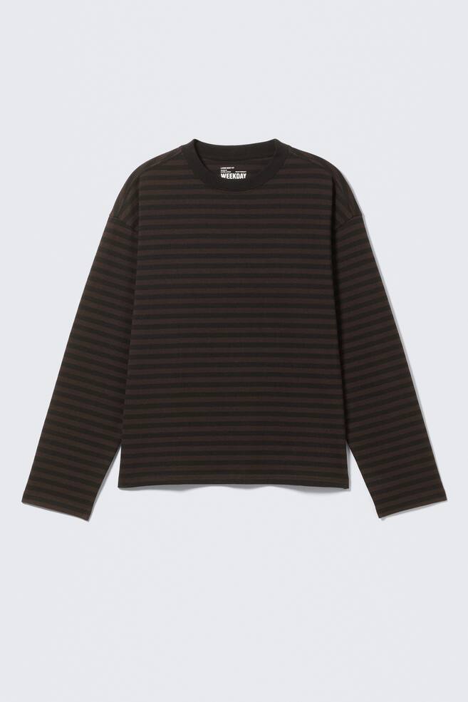 T-shirt a maniche lunghe Loose Boxy - Marrone scuro a righe/Bianco/Nero/Marrone scuro/Azzurro/Azzurro polvere/Righe blu e bianche/Viola Polveroso/Righe bianche e grigie/Bianco e blu navy a righe/Bianco - Marrone a righe/Blu navy scuro/Giallo/Bianco – Riga verde/Verde scuro - 1