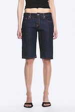 Blue Rinse – Bleu foncé - Short denim longueur genou taille basse standard Atom - 1