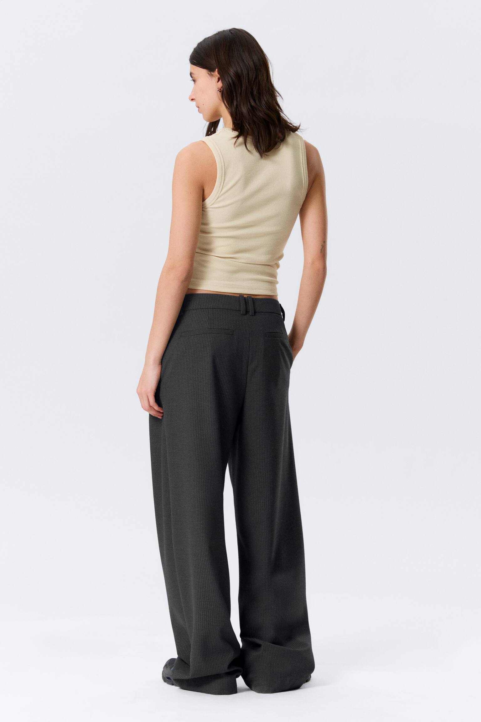 Pantaloni loose in tessuto per abiti a vita bassa-Motivo gessato grigio scuro - 6