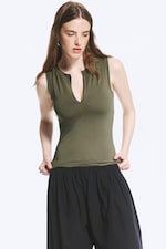 Dusty Khaki Green - Schmales, ärmelloses Top mit V-Ausschnitt - 0