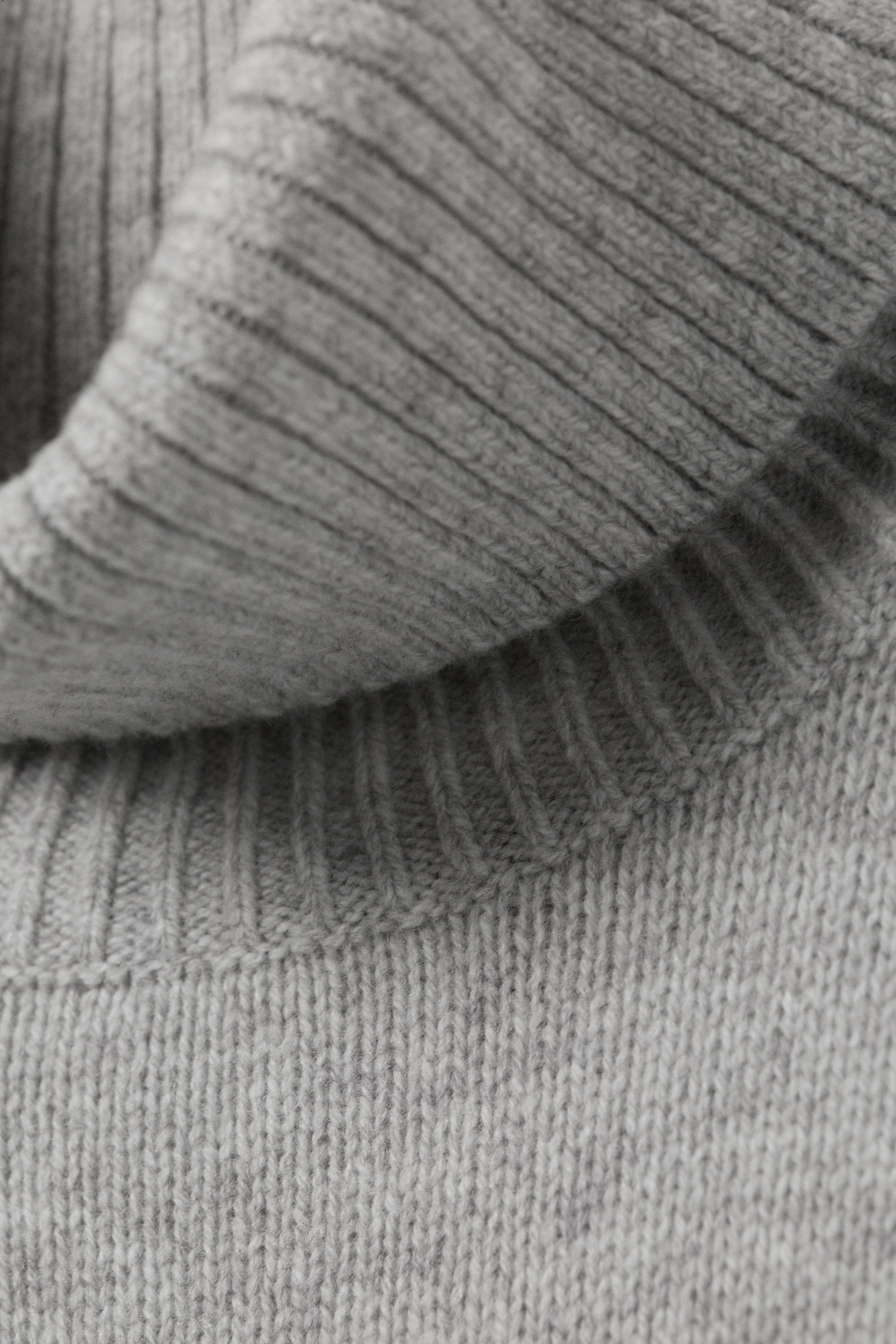 Gråmelerad - Oversized turtleneck i ull - 5