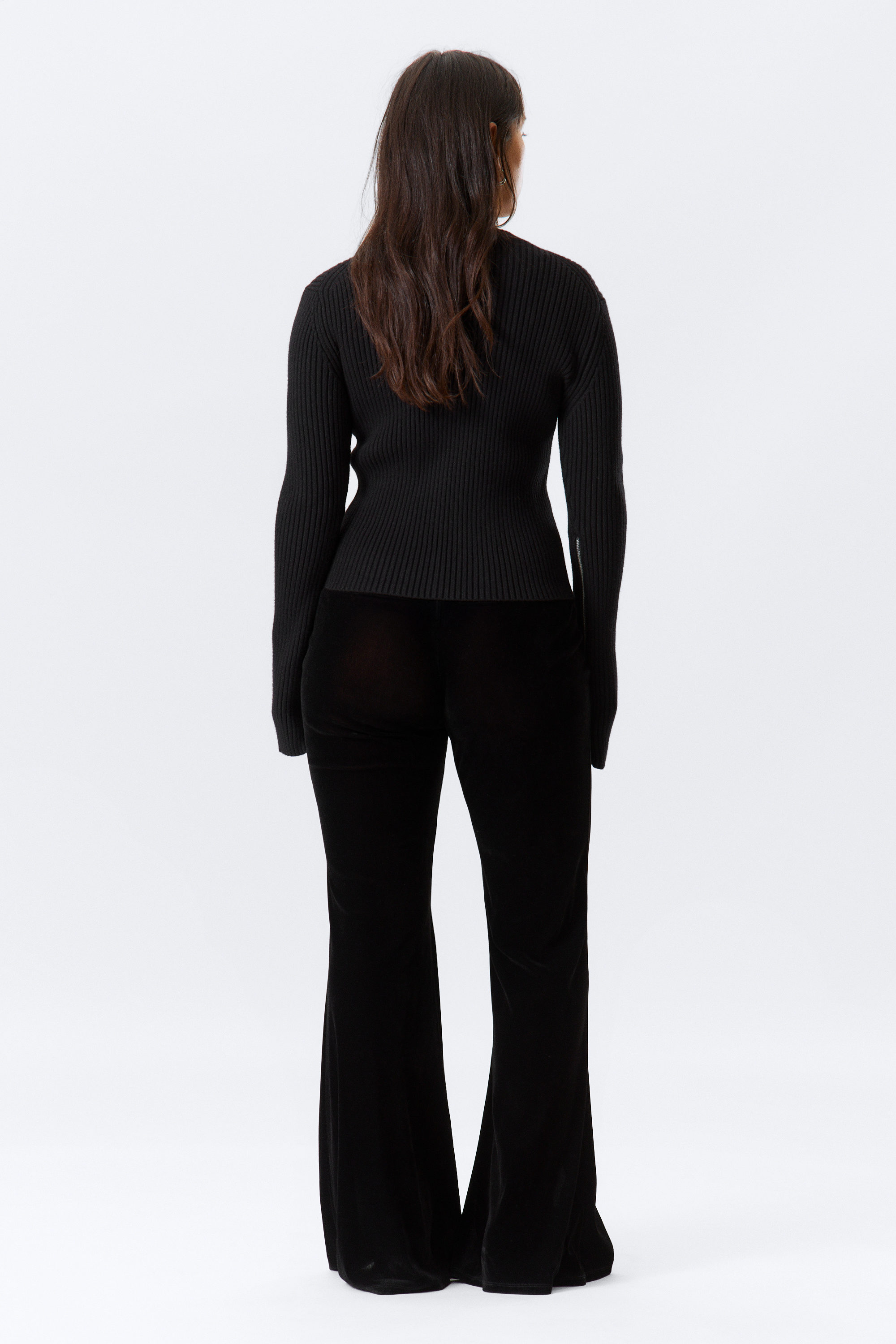 Schwarz - Hüfttiefe, leicht ausgestellte Hose aus Samt-Mesh - 3