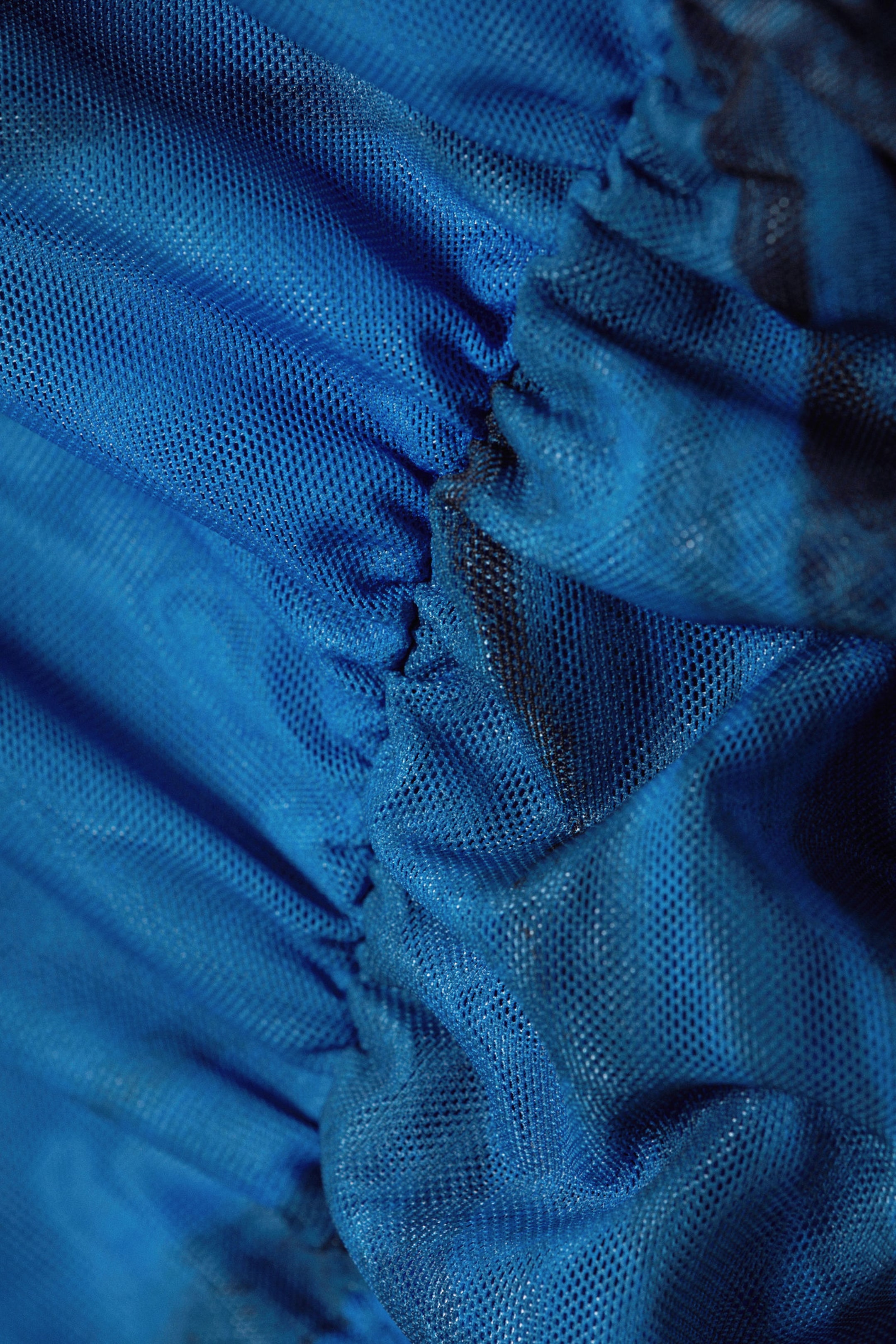 Leuchtendes Blau - Drapiertes asymmetrisches Maxikleid mit Schnürung - 2