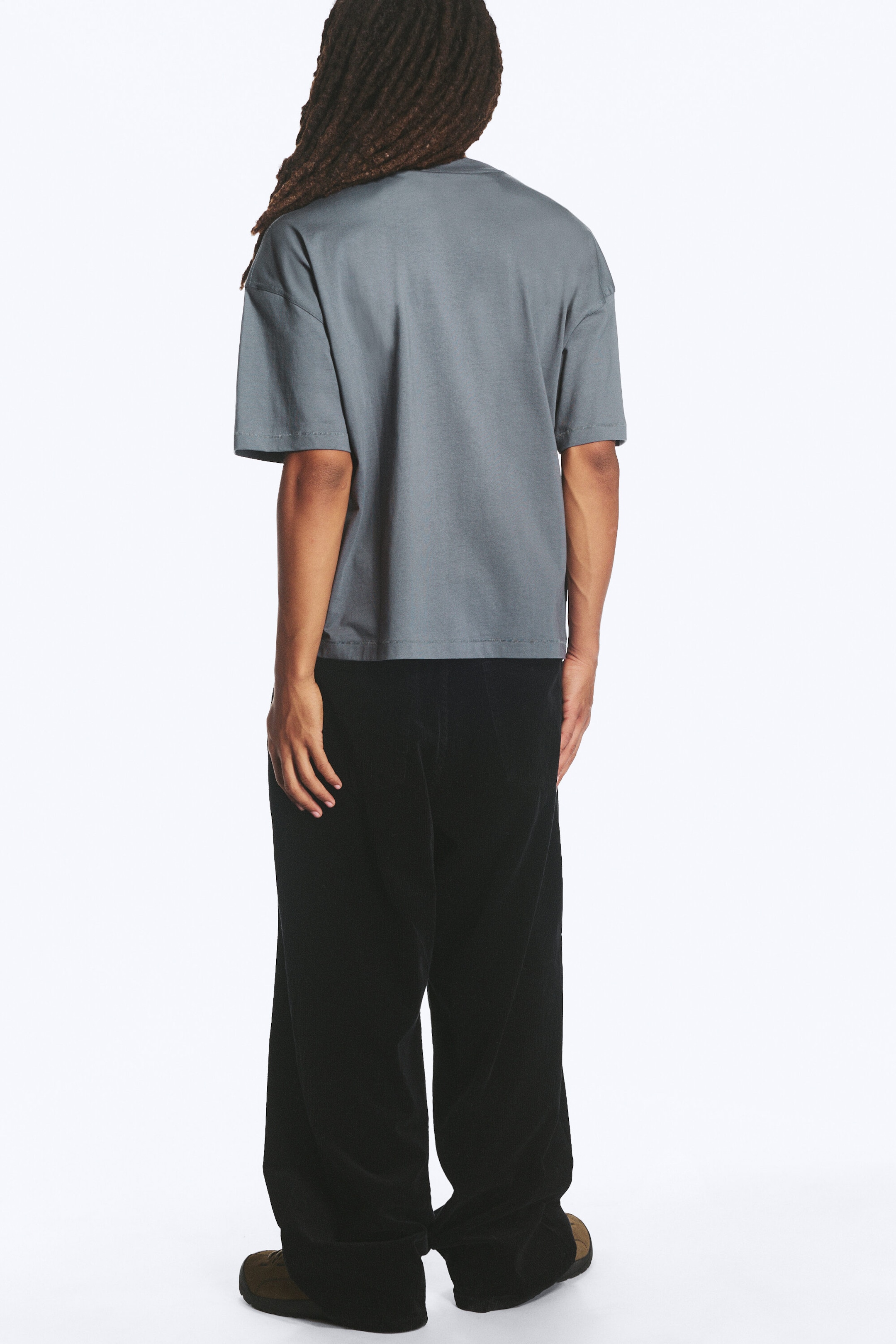Dunkelgrau - Oversized T-Shirt im kastigen Fit - 2