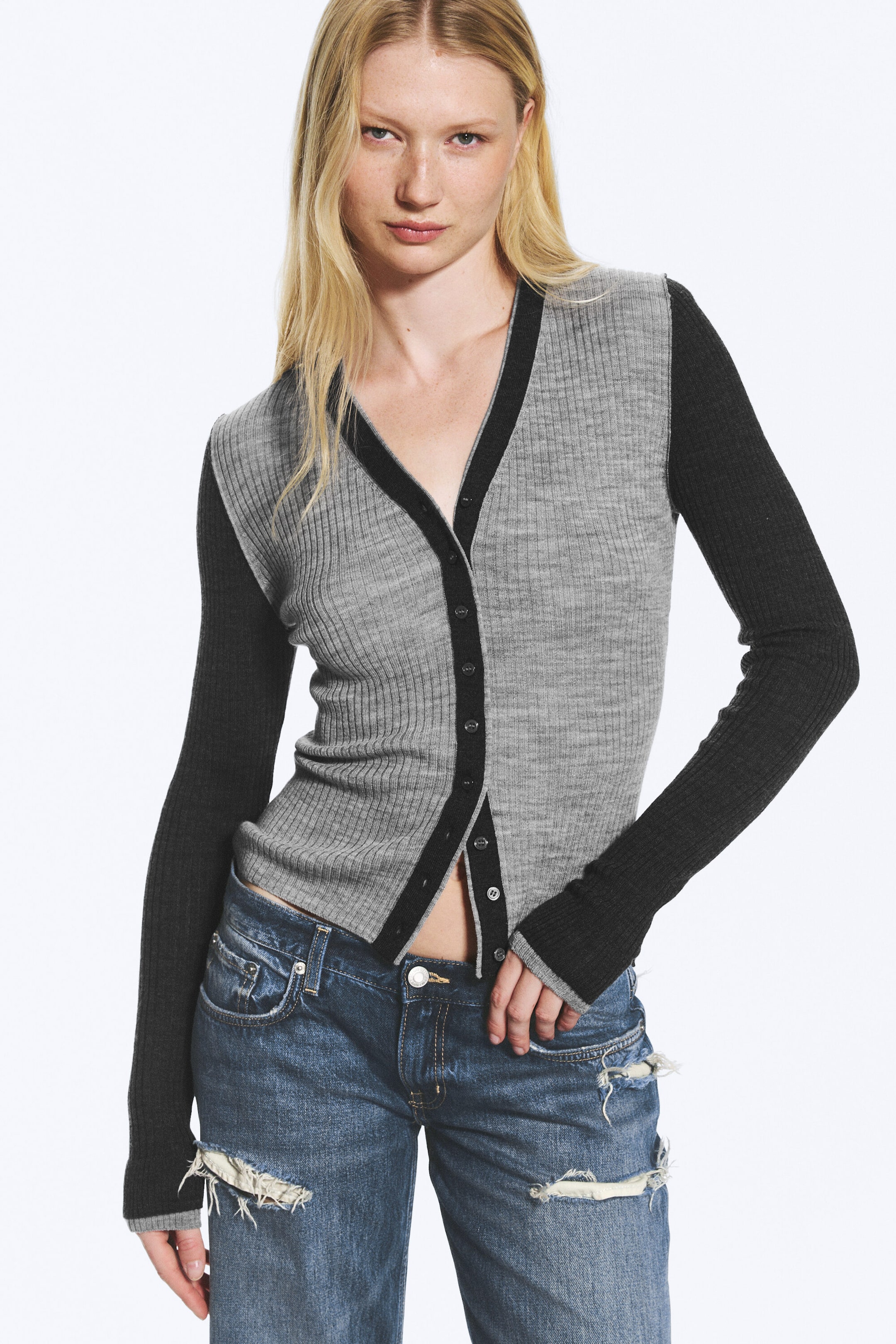 Gråmelert - V-hals cardigan i merinoull - 1