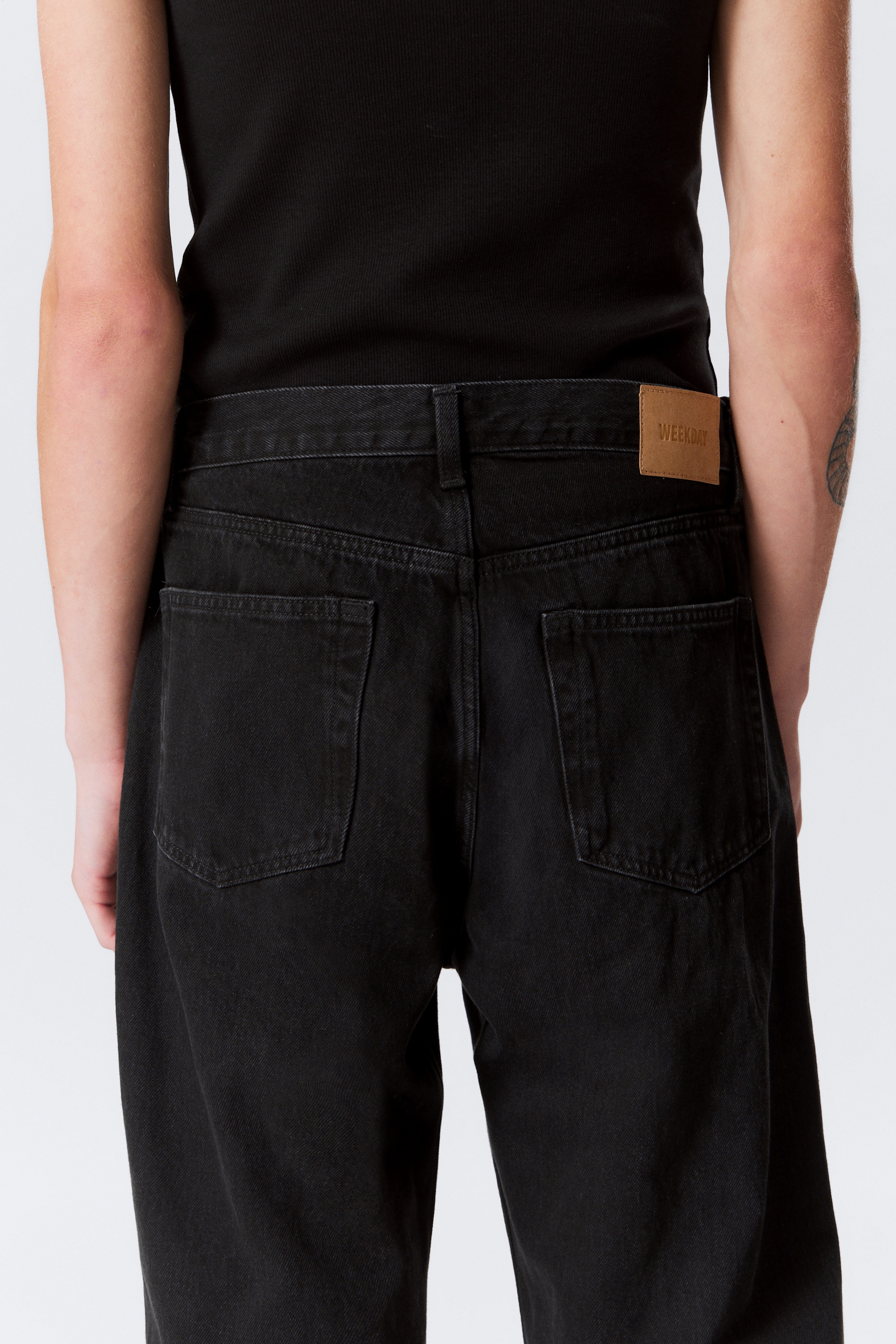 Visa större bild: Ray Relaxed Tapered Leg Jeans - Tuned Black - Svart - HERR | H&M SE 4