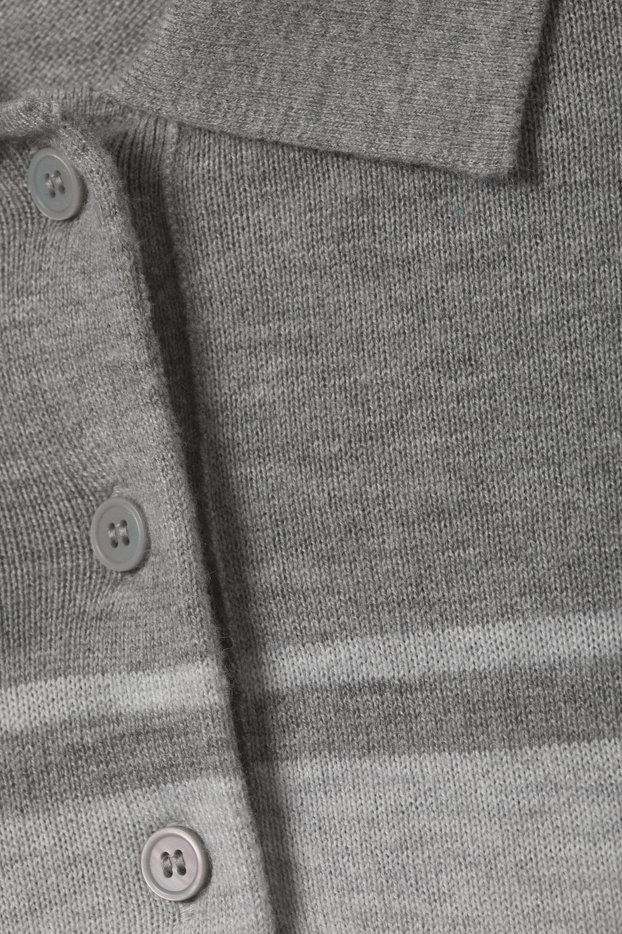 Grau gestreift - Gestrickter Piqué-Pullover mit lockerer Passform - 2