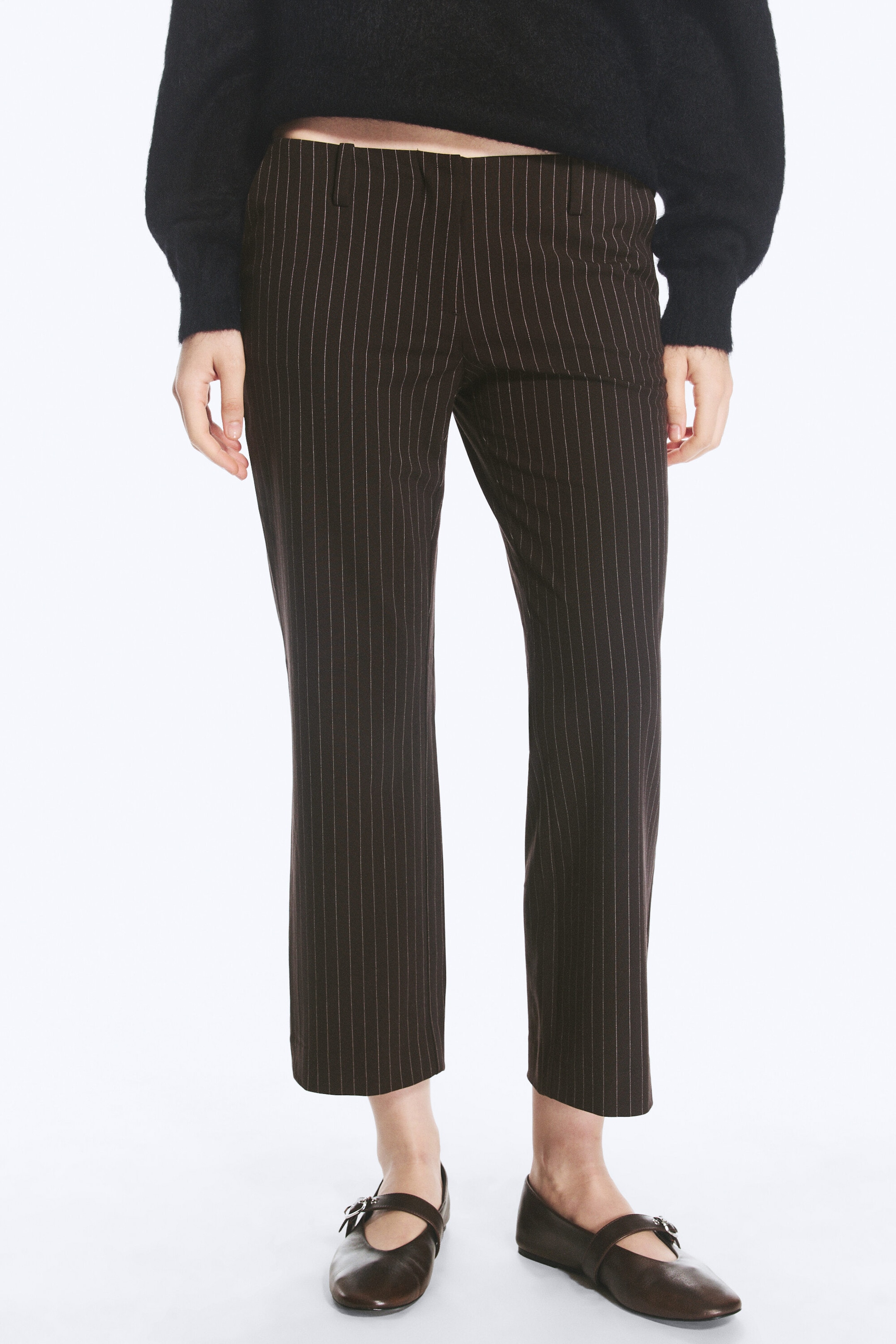 Pinstriped Dark Brown - Dressbukser med lavt liv, kort lengde og bootcut - 2