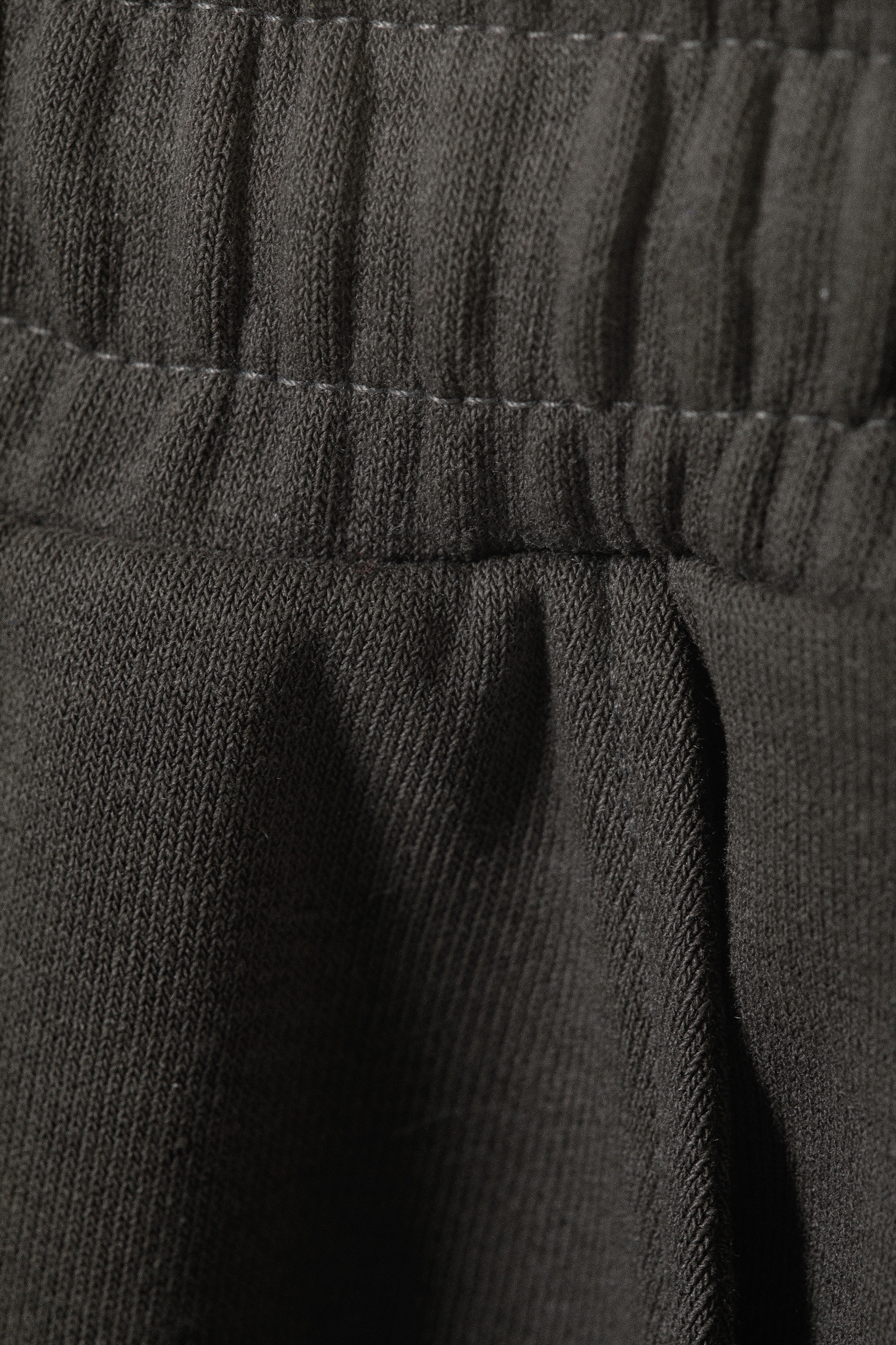 Zobrazit větší obrázek: Nadměrné froté šortky po kolena - Tmavě šedé - ŽENY | H&M CZ 2