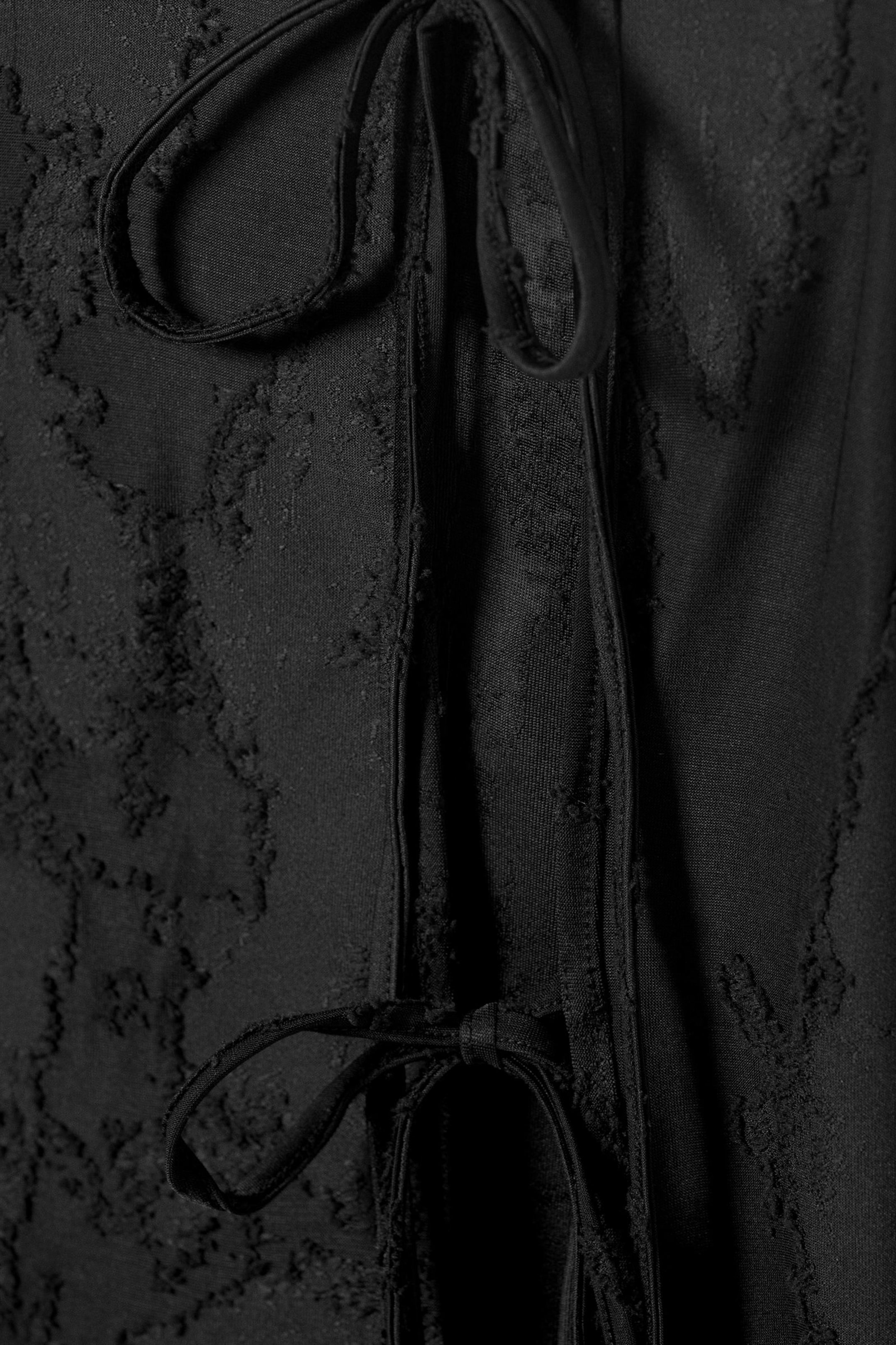 Schwarzes Jacquardmuster - Jacquard-Rock mit Bindeverschluss - 1