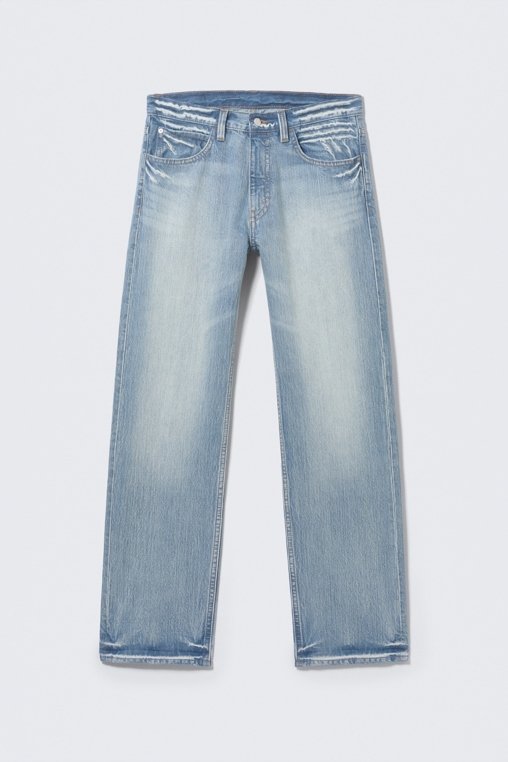 Agrandir l'image: Les jeans anti unisex sont présentés de FACE, montrant un denim rigide délavé bleu clair avec une coupe régulière, une taille basse, des jambes droites et une longueur longue. Ils présentent un design classique à 5 poches et une braguette à boutons.