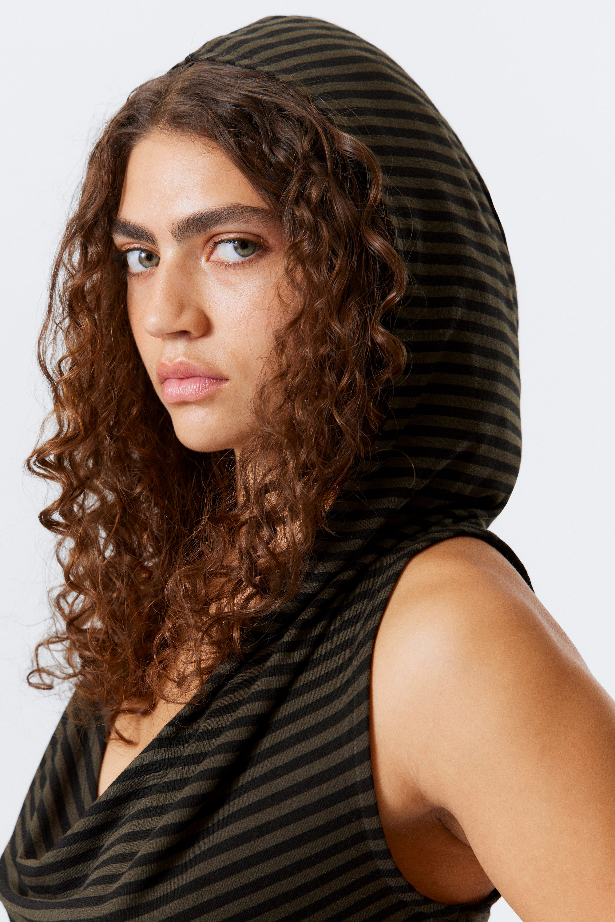 Dunkles Khakigrün gestreift - Gestreiftes, drapiertes Kapuzentop - 2