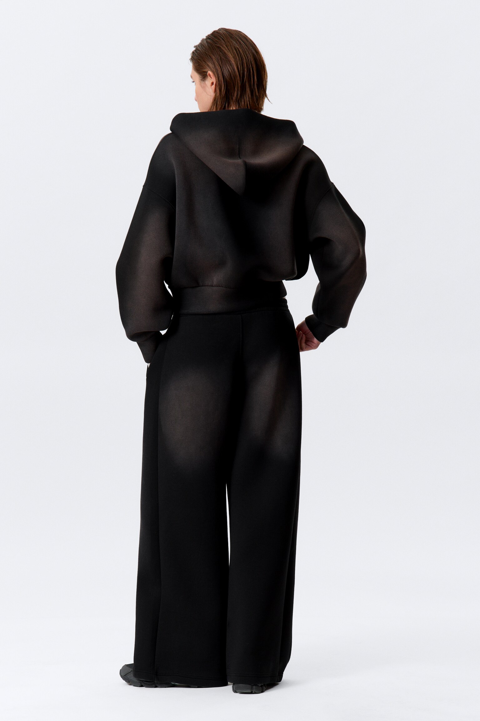 Скъсено суитшърт яке с цип от промазан плат - Черен спрей ефект - 6