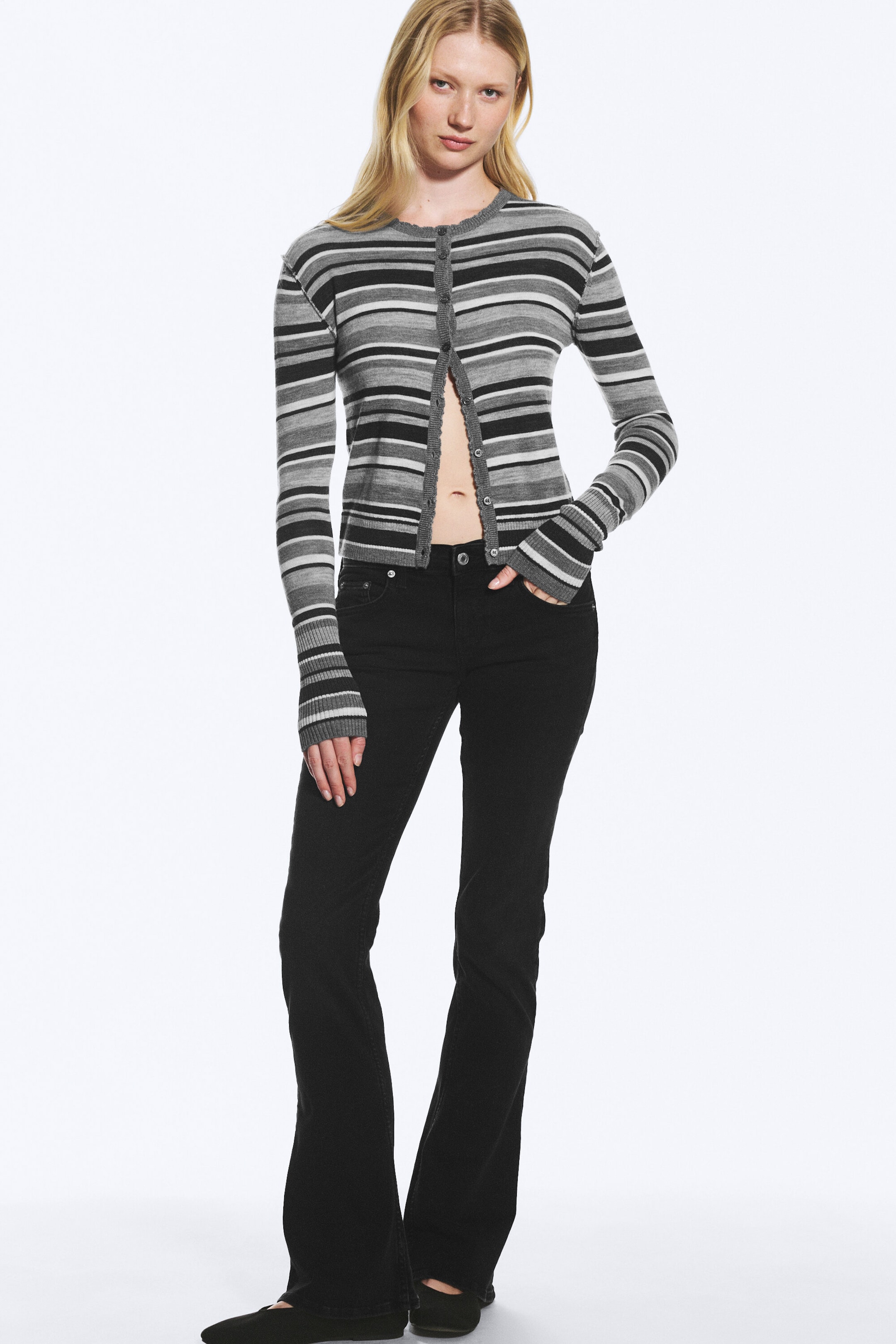 Grau meliert mit Streifen - Figurbetonte Merino-Strickjacke - 2