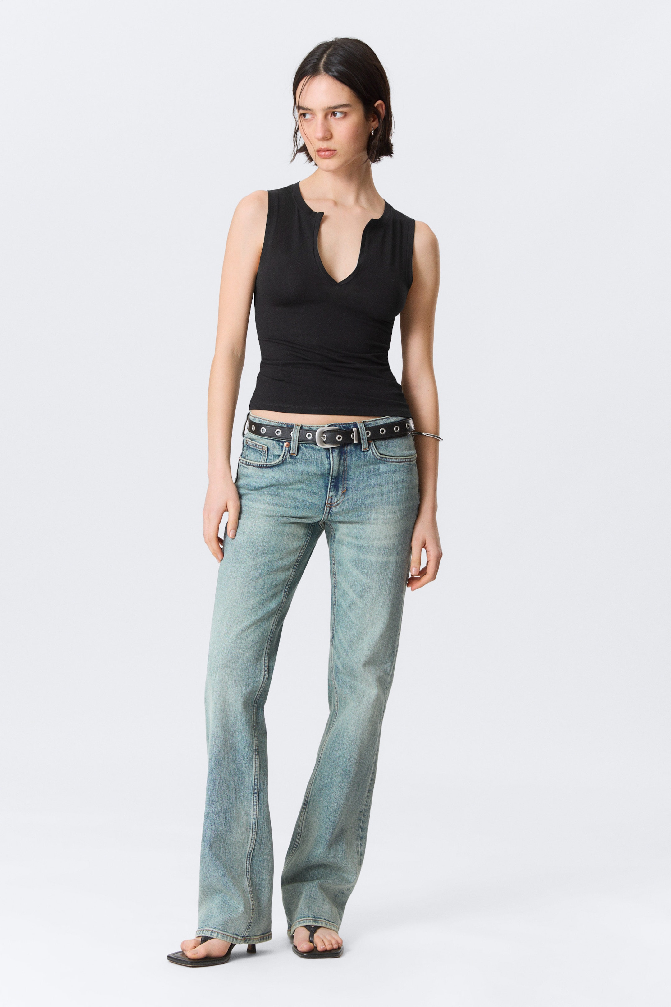 Schwarz - Schmales, ärmelloses Top mit V-Ausschnitt - 2