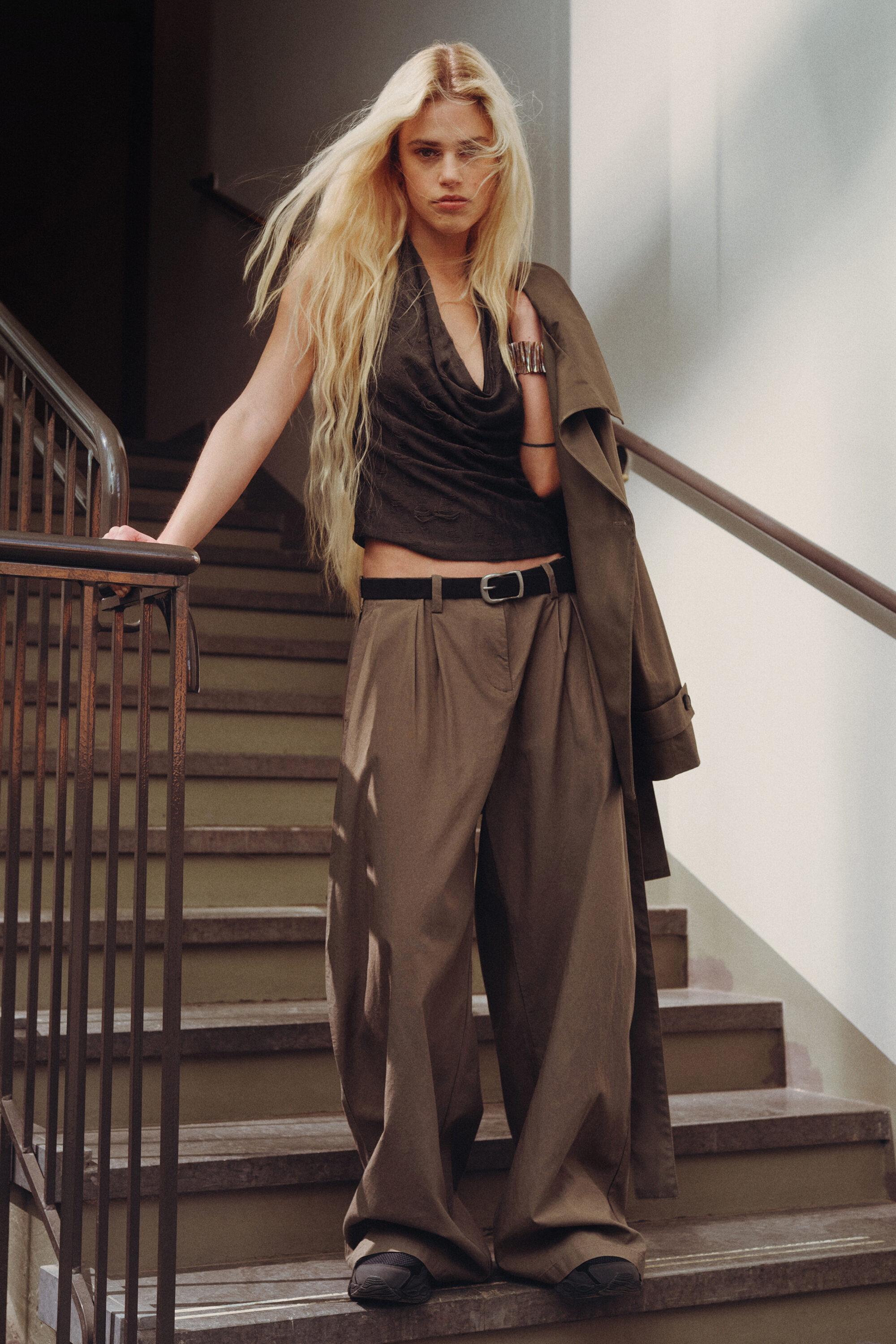 low rise wide leg pleated trousers - Dusty Mole | Weekday EU