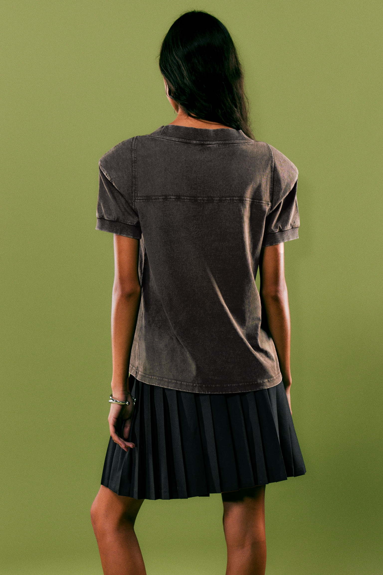 T-Shirt mit V-Ausschnitt und Grafik - Vintage-Braun - Boundless Magic/Schwarz - 5
