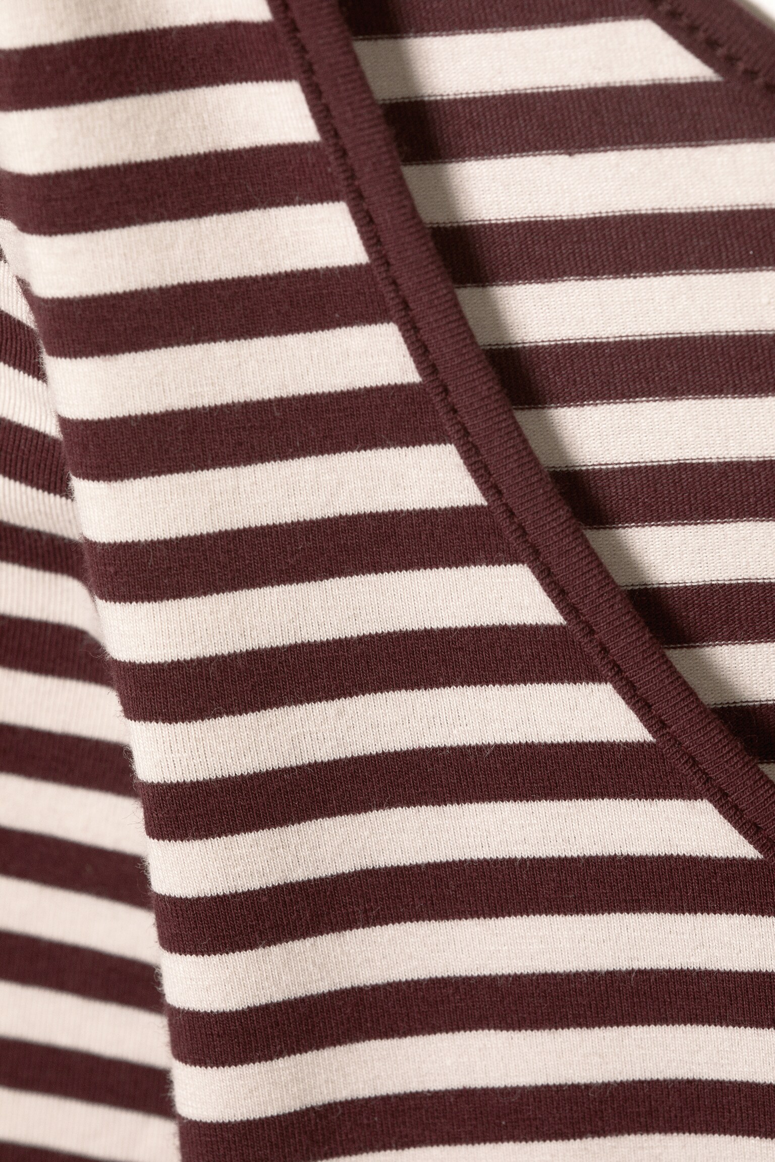Langärmliges Slim Fit-Top mit U-Ausschnitt - Pink & burgunderrot gestreift/Schwarz & Weiß gestreift/Dunkelbraun - 4